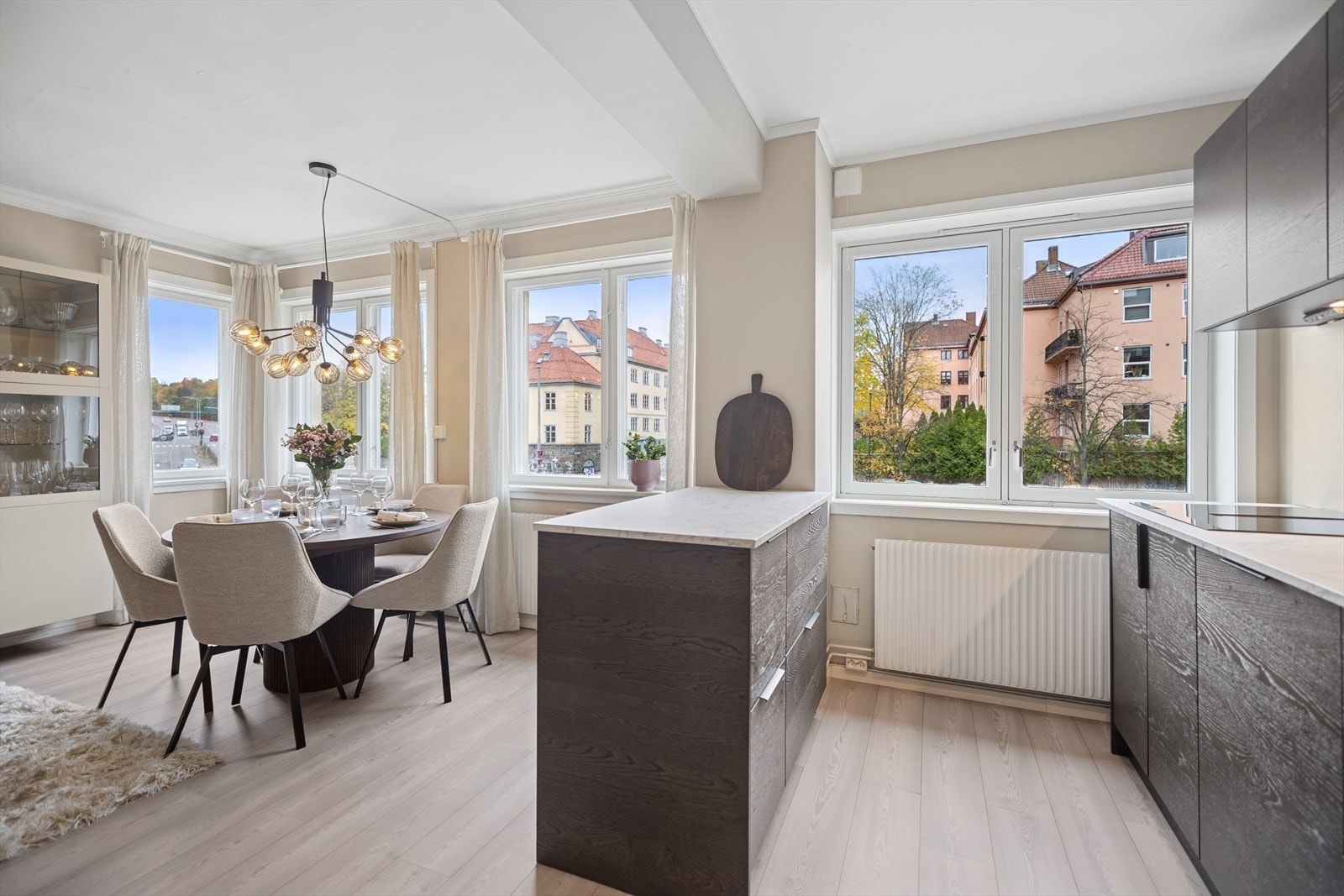 Den åpne stue- og kjøkkenløsningen gir en luftig og romslig følelse, samtidig som den skaper en sosial atmosfære. Galleribilde