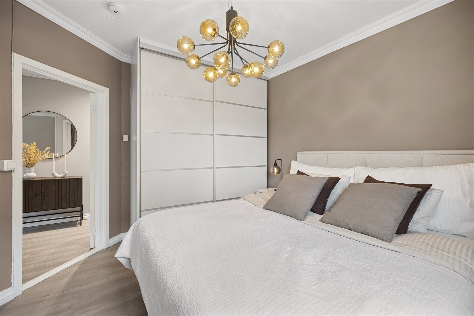 God oppbevaringsplass i garderobeløsning som bidrar til et ryddig og funksjonelt rom. Galleribilde