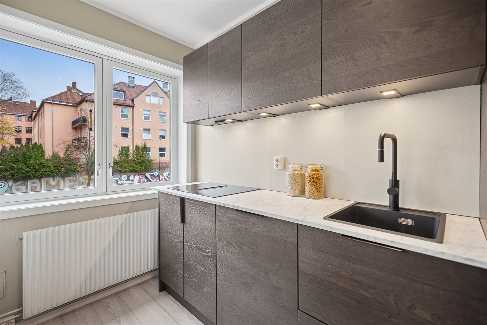 Kjøkkenet ble pusset opp i 2023 med en pen Kvik-innredning. Galleribilde