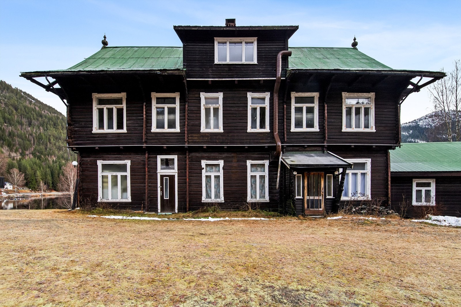 Hovedbygningen er oppført i laftet tømmer i ca 1895 Galleribilde