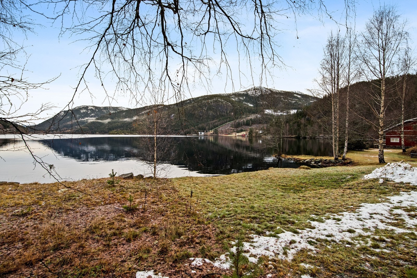 Vråvatn og omkringliggende fjellkjeder er vakkert skue Galleribilde