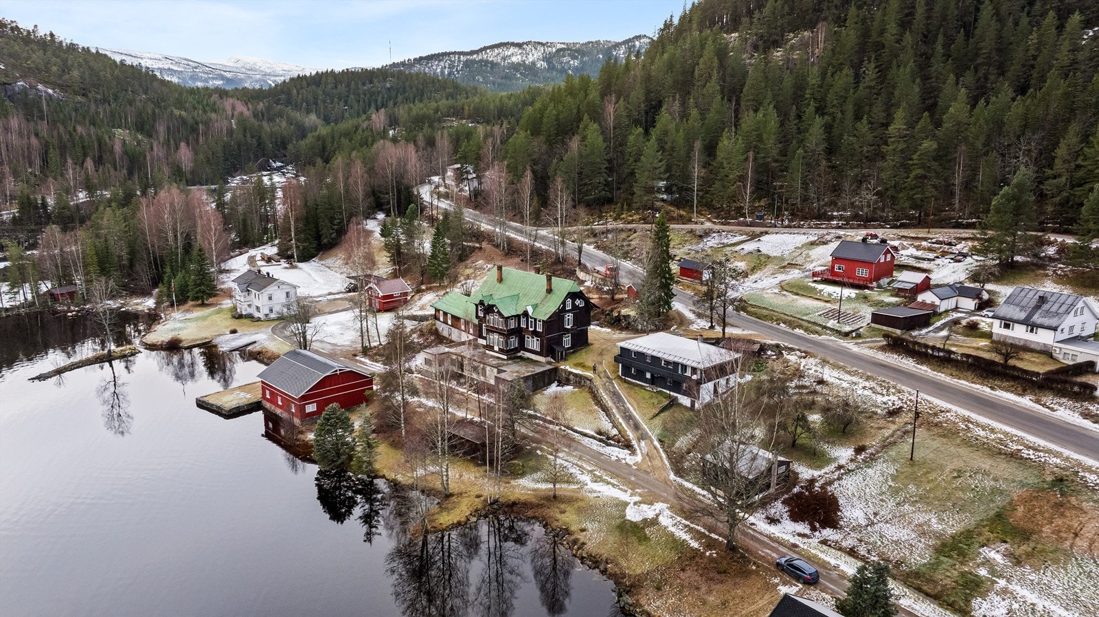 Man kan, om ønskelig, kjøpe både hotellet og kårboligen med tilhørende eiendomsmasse og tomt Galleribilde