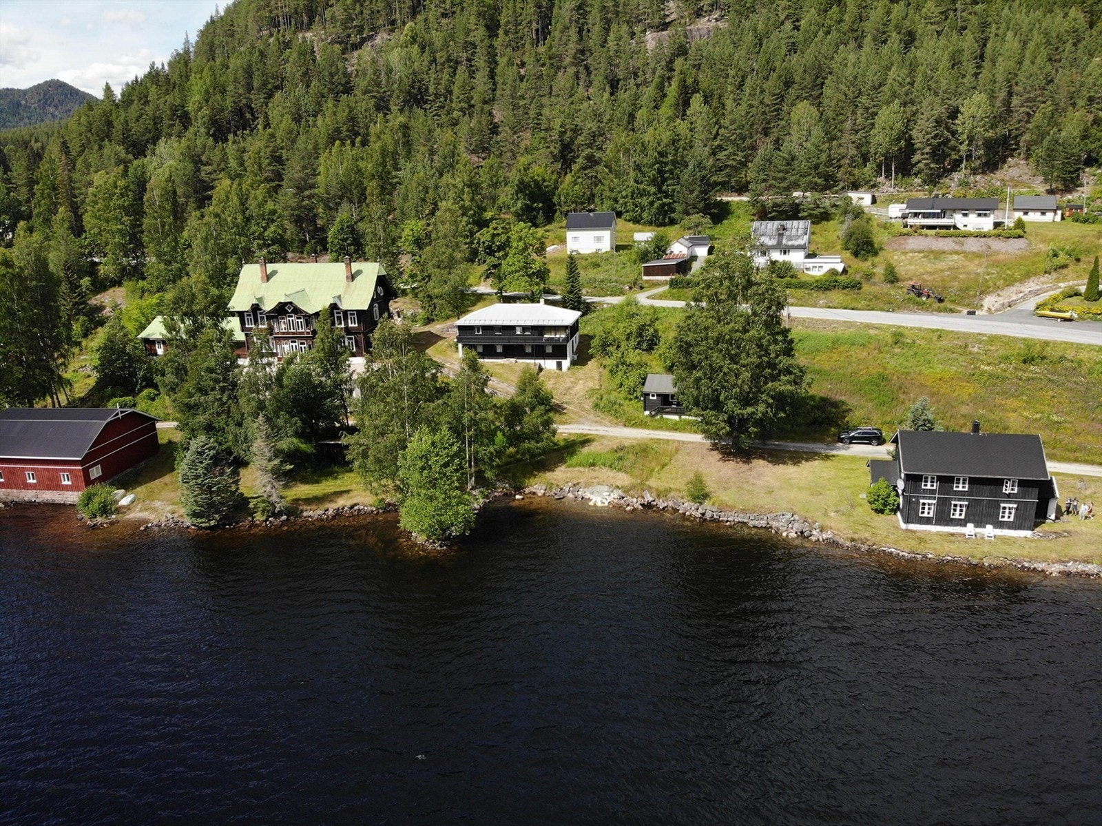 Eldre bilde av eiendommene som nå selges Galleribilde