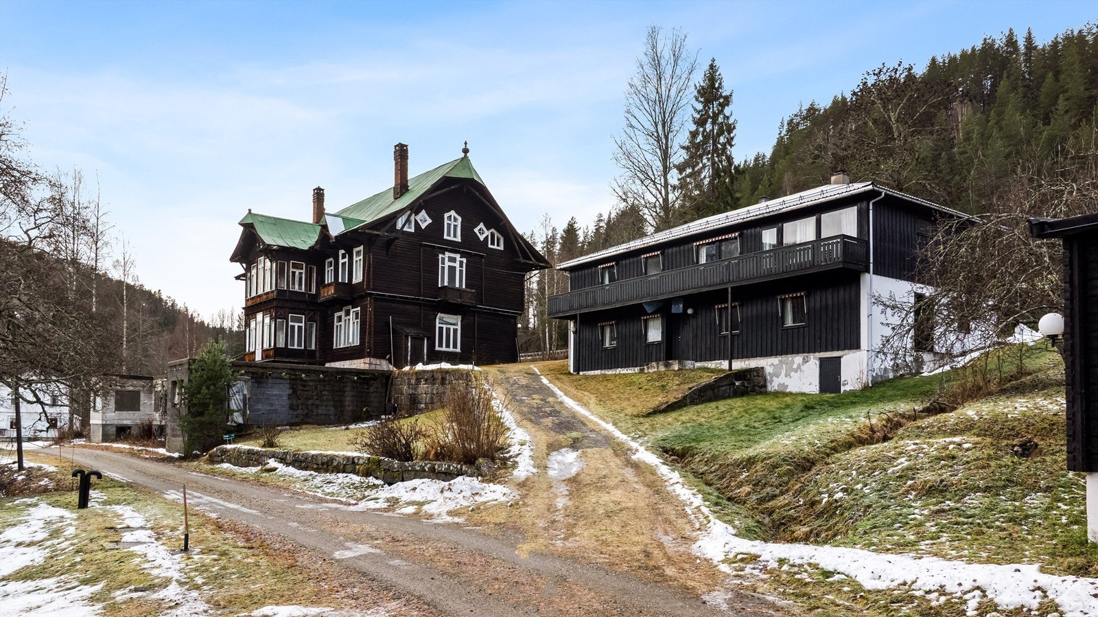 Eiendommen ligger høyt og fint i terrenget med nydelig utsikt Galleribilde