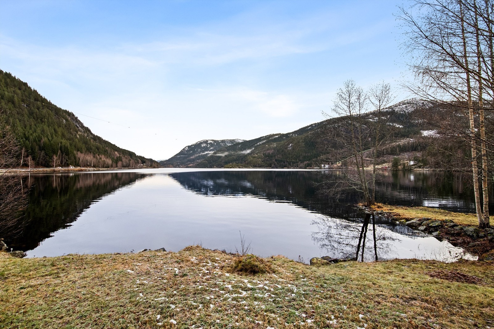 Båtliv med fiske og bading i Vråvatn Galleribilde