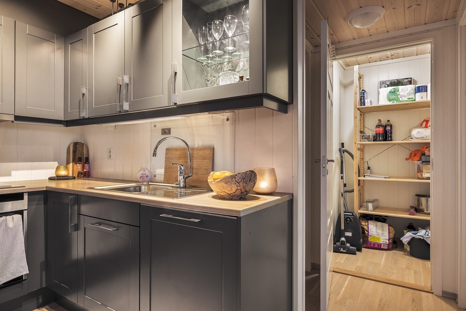 Av integrerte hvitevarer kan en skilte med platetopp m/induksjon, stekeovn, kjøleskap m/frys, og oppvaskmaskin. Galleribilde