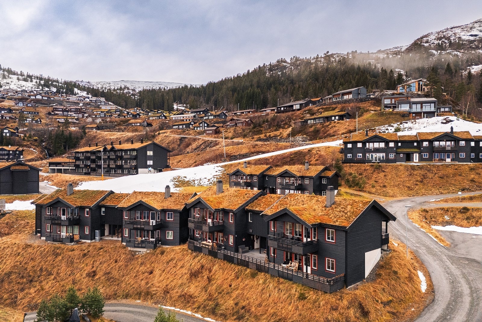 Det tar ca. 1t og 45 min kjøring til Bergen lufthavn, og ca. 10 min kjøring til Voss stasjon! Galleribilde