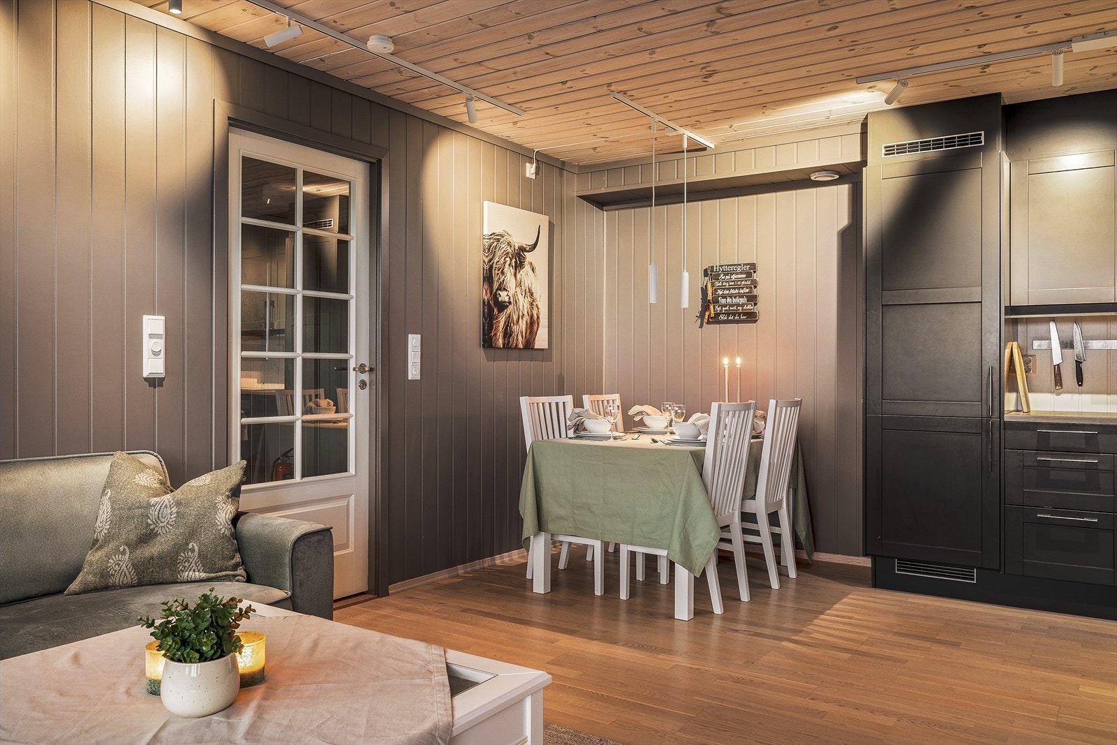 Leiligheten har åpen stue/kjøkken-løsning som gir større romfølelse og skaper et bedre sosialt samvær. Galleribilde