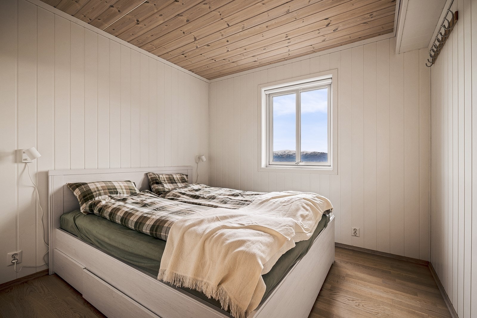 Leiligheten har to soverom med nøytrale fargevalg og gode lysforhold med plass til det nødvendige. Galleribilde