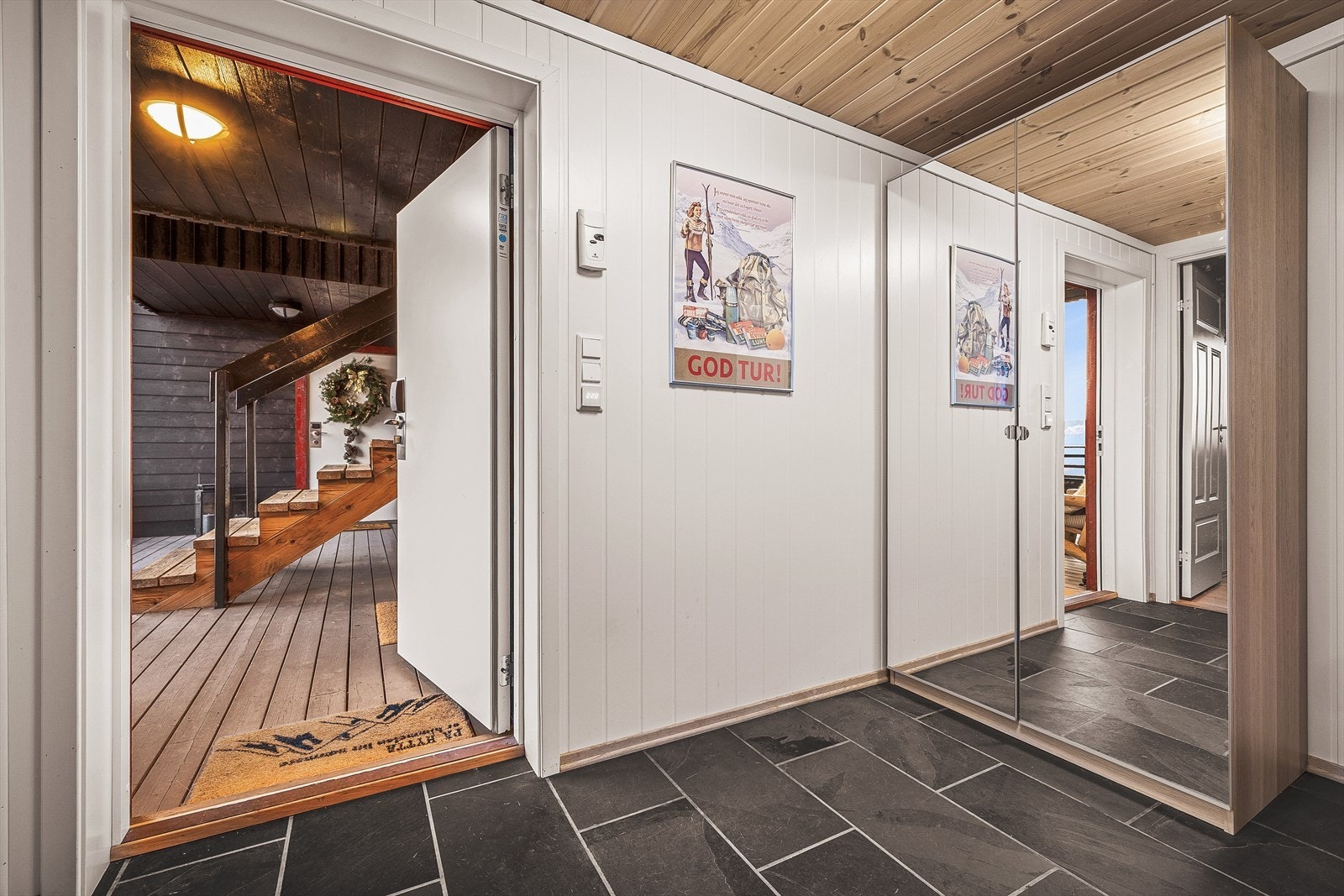 Det er også plass til gode oppbevaringsmuligheter i gangen som gjør det enkelt å holde entréen ryddig til enhver tid. Galleribilde