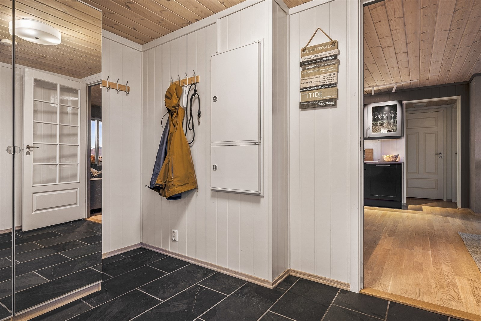 En praktisk entré med fliser som gjør det enkelt å holde rent, særlig når små og store kommer inn fra uteaktivitet. Galleribilde
