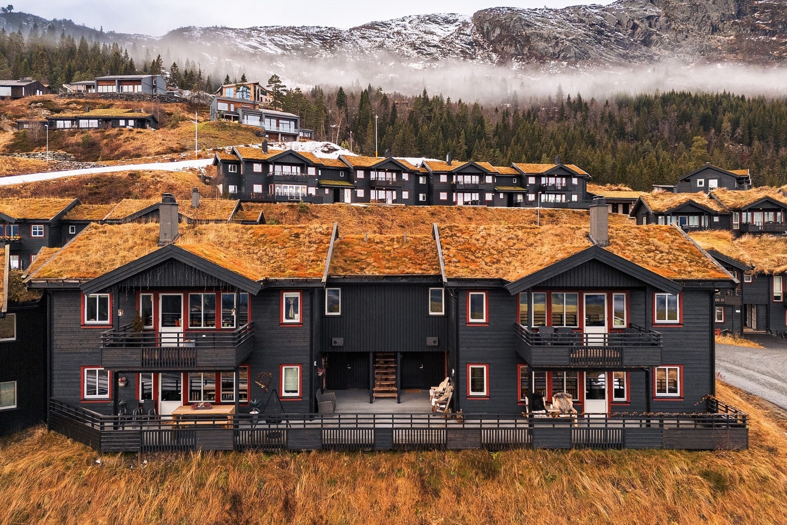 Fritidseiendommen er del av Sameiet nr. 9 i Nedre Tråstølen som består av 8 eierseksjoner. Galleribilde