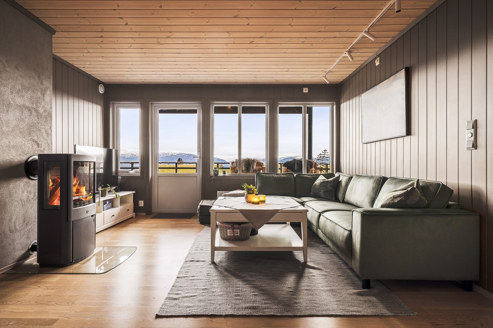 Leiligheten har svært god planløsning med åpen stue/kjøkken-løsning, soverom i hver sin ende, og privat terrasse på 22 kvm. Galleribilde