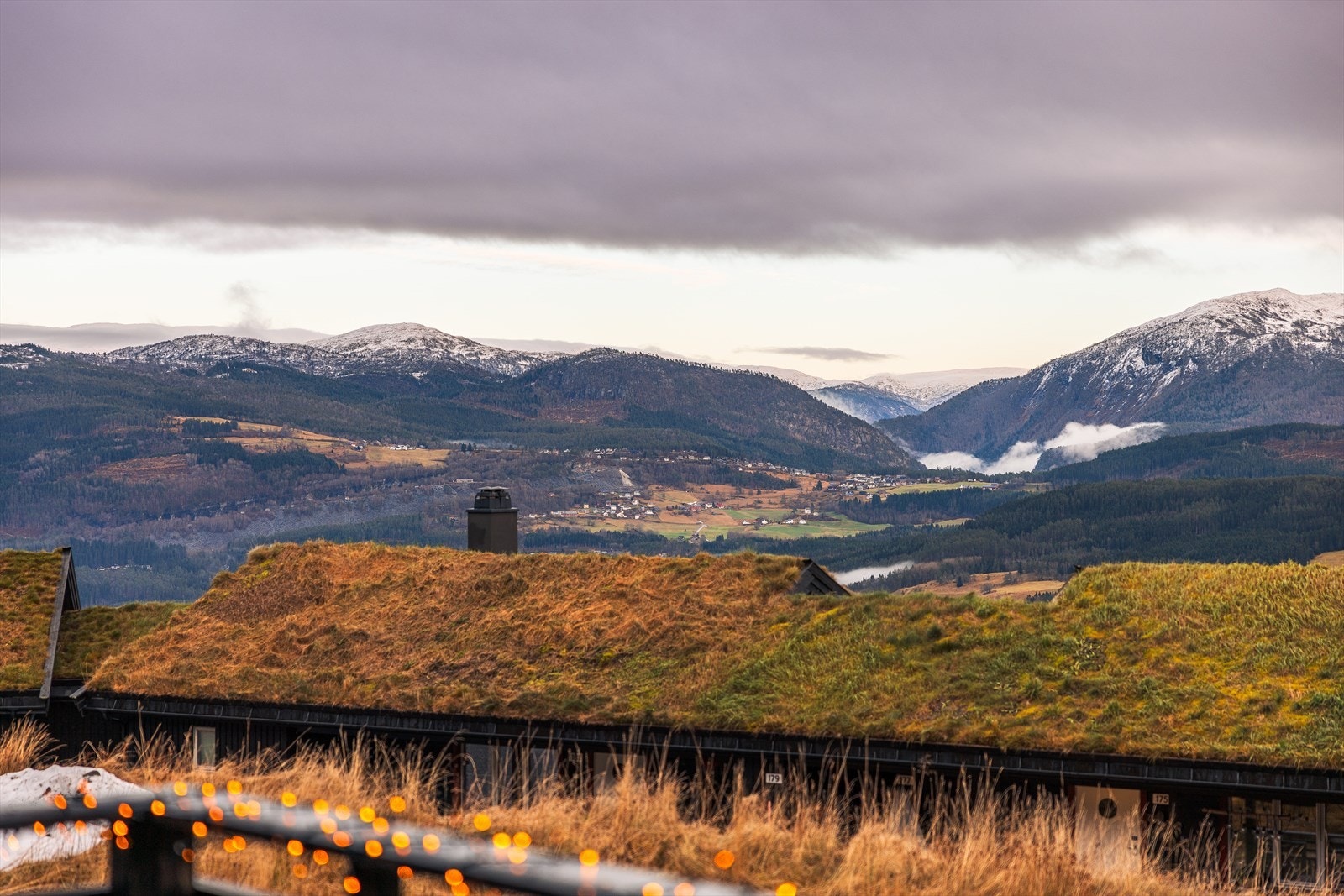 Leiligheten er plassert i nyere etablert hyttefelt ca. 12 min utenfor sentrum, like ved Voss Resort. Voss Resort er vestlandets største skianlegg! Galleribilde