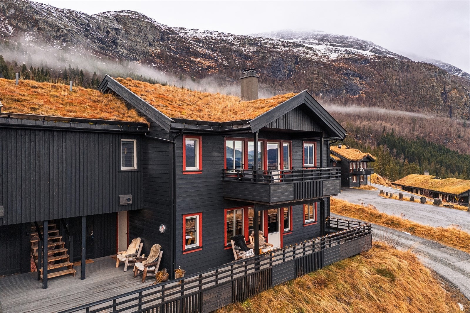 Ellers har Voss sentrum og området rundt flere gode fritidstilbud på både sommer og vinter. Blant annet Vossabadet, indoor-skydiving, Voss klatre- og ziplinepark, rafting, paragliding, fallskjermhopping, elvepadling, og mountain biking. Galleribilde