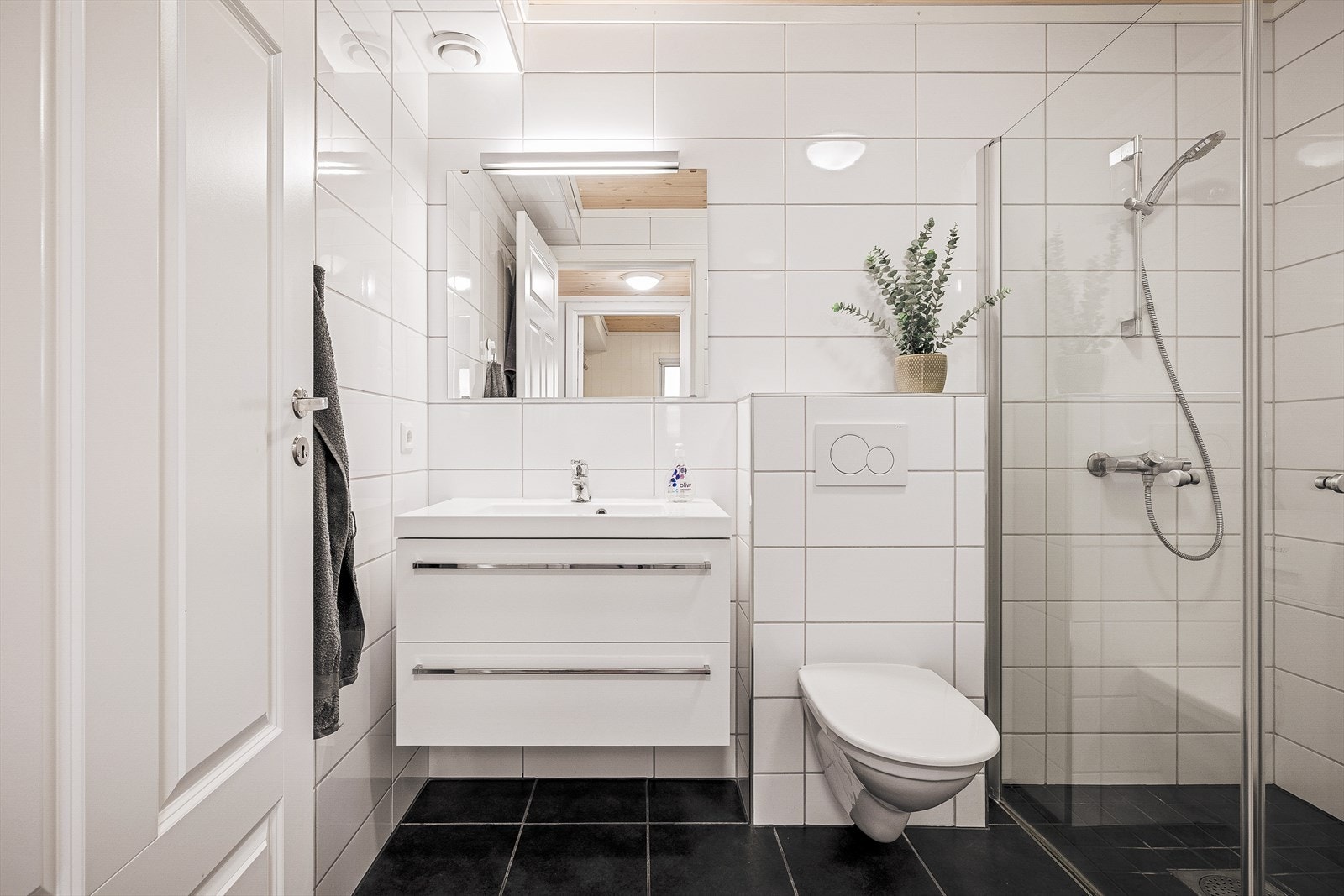 Klassisk og helfliset bad med varme i gulv. Galleribilde