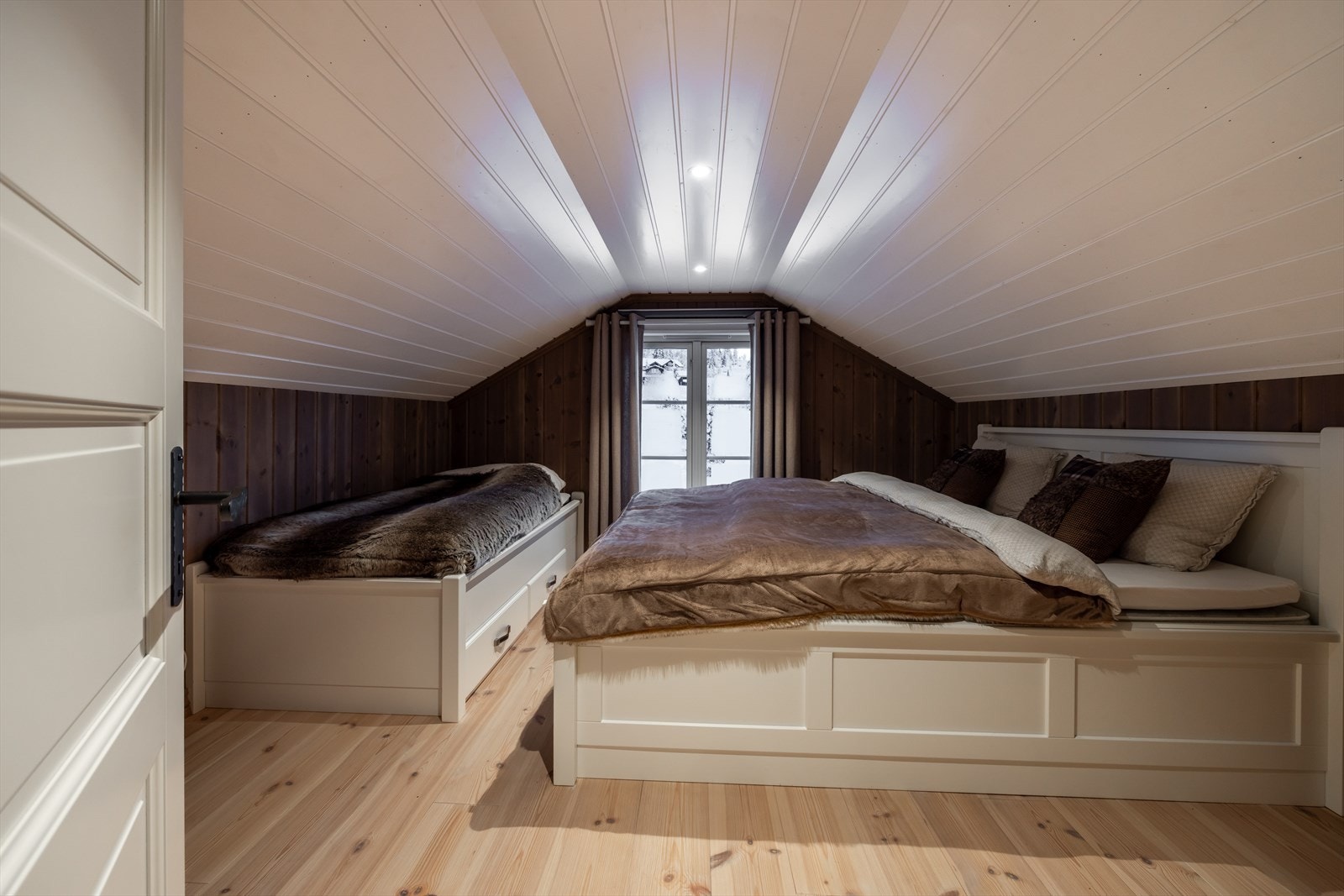 Gjesterom/hemsrom med plassbygde senger Galleribilde