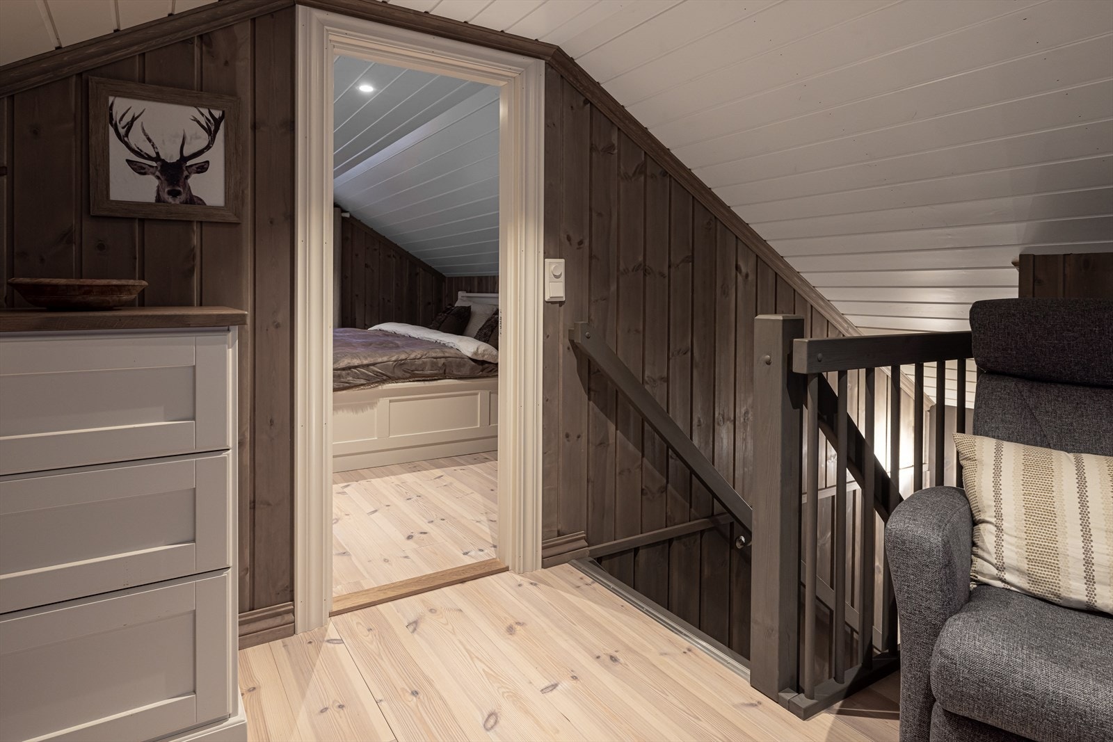 Velkommen opp. To store hemsrom der det ene blir brukt som TV-stue og andre som gjesterom Galleribilde