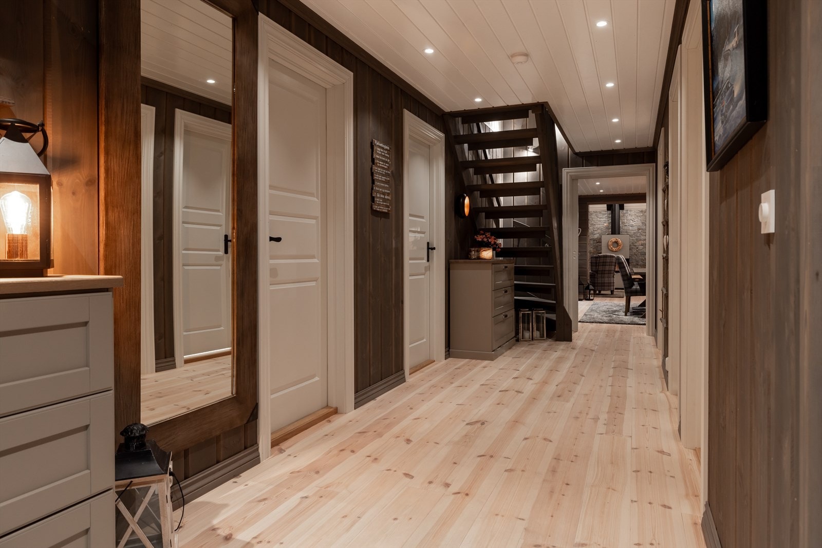 Mellomgang med inngang til øvrige rom Galleribilde