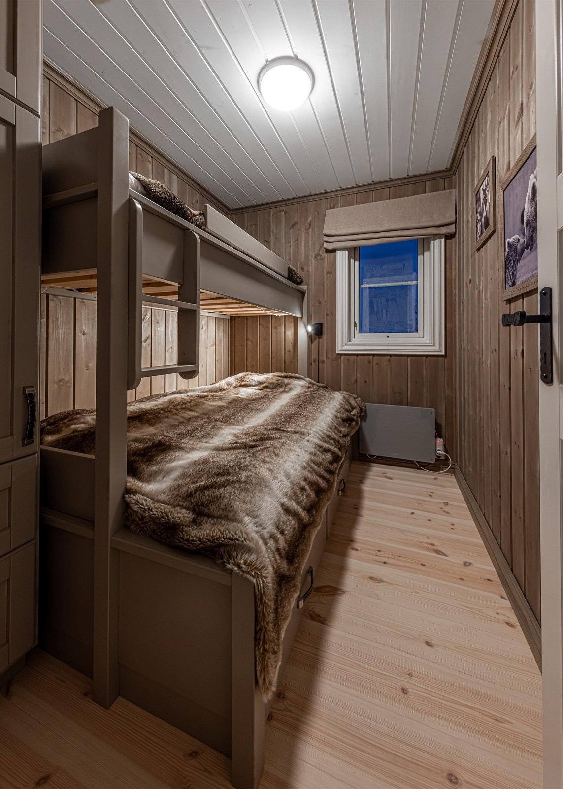 Soverom tre med plassbygde familiekøyer og garderobe Galleribilde