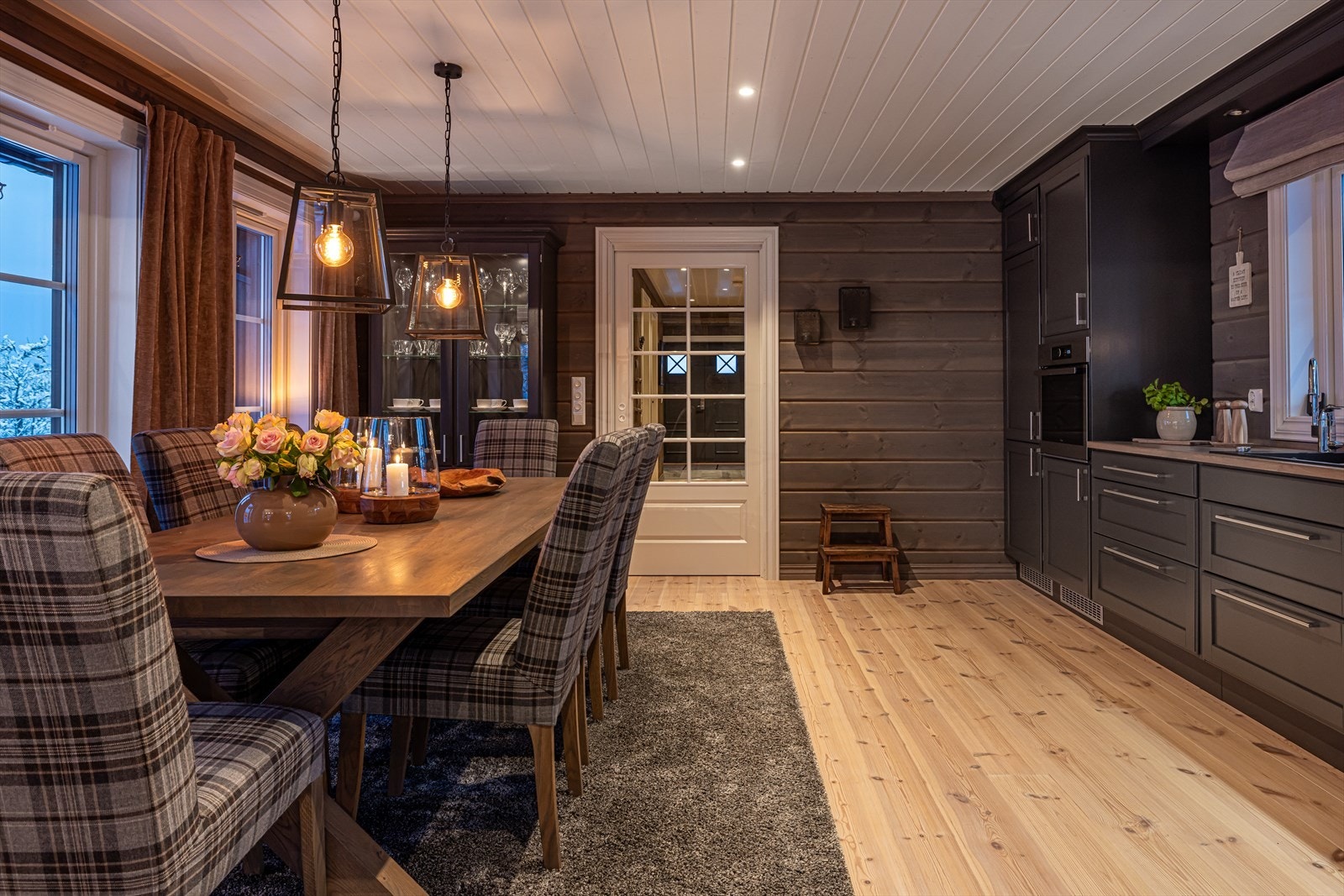 Hyggelig kjøkken med plass til stort spisebord. Her får du et nydelig gjennomlys Galleribilde