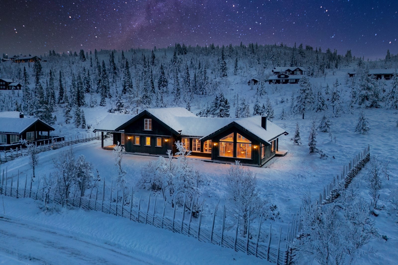 Velkommen til Båtstjernlie 50 - Svært lekker familiehytte 996 MOH med nydelig utsikt mot Skogshorn og fjella i nord. Hytta ligger nydelig til med skiløypa rett bak hytta. Nærmere får du det ikke! Galleribilde