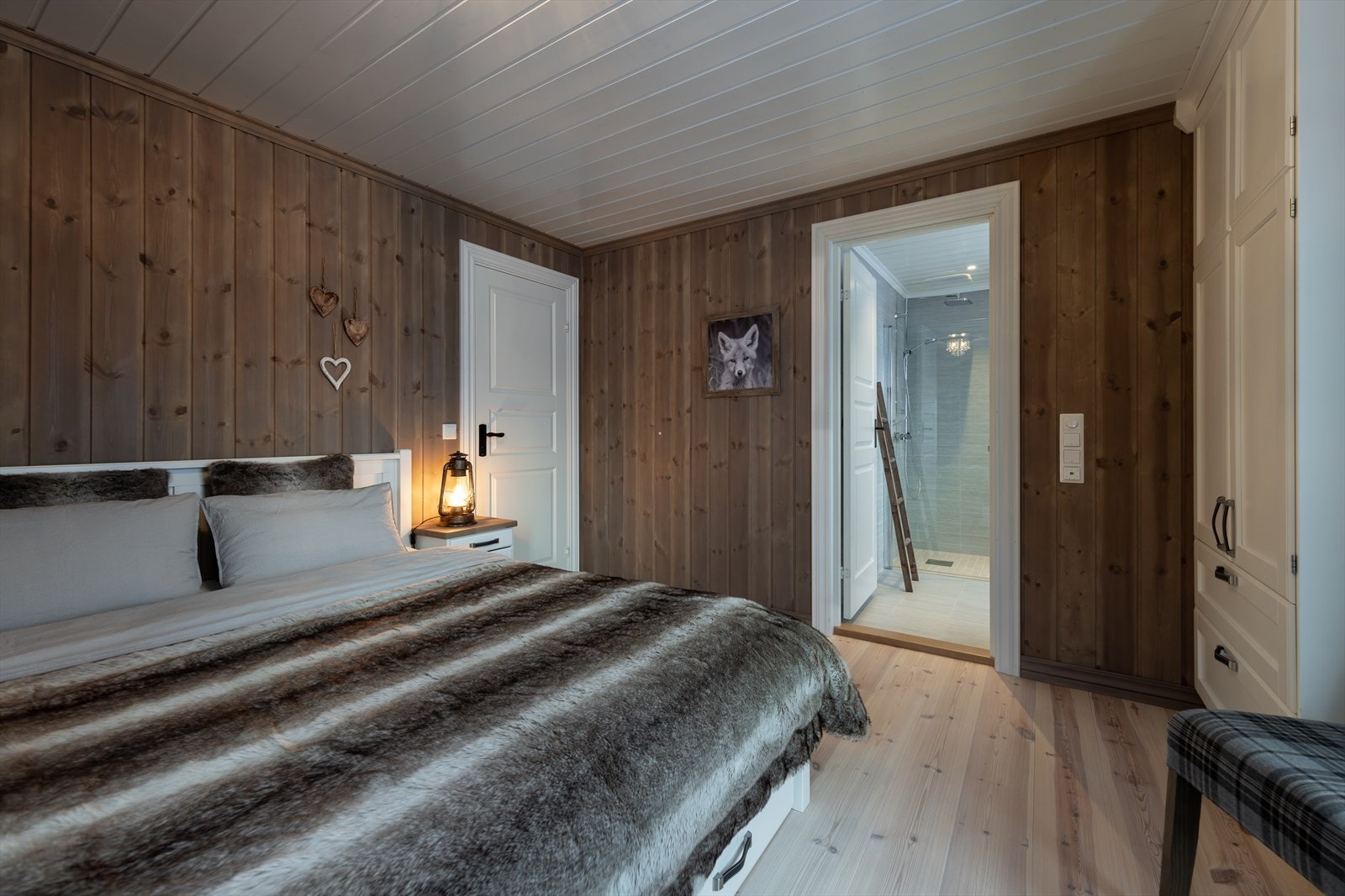 Stor plassbygget seng og eget bad Galleribilde