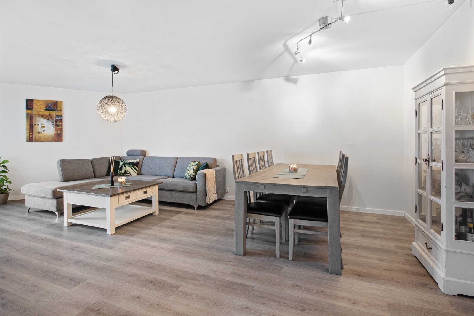 Plass til spisebord gjør rommet velegnet for sosiale sammenkomster. Galleribilde