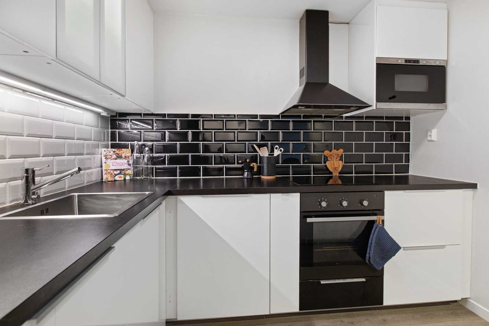 Det er godt med skuffer, skap- og benkeplass. Galleribilde