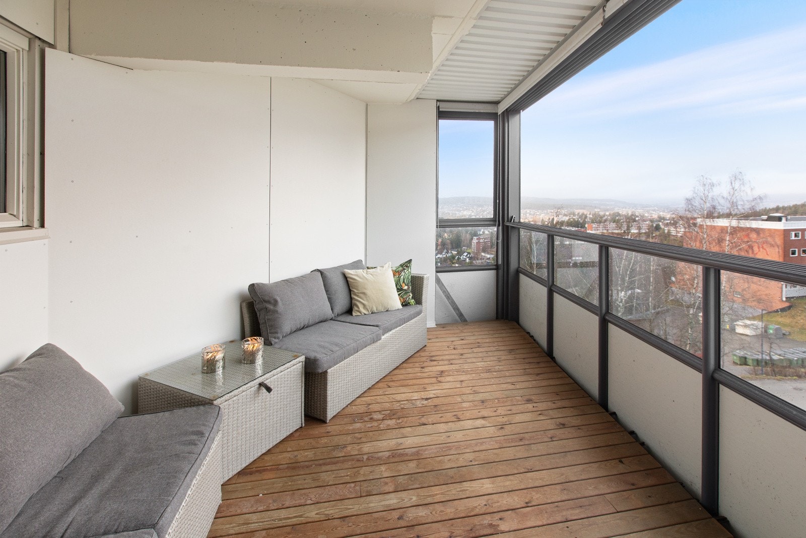 Innglasset balkong på hele 12m Vinduene på balkongen kan skyves til siden. Galleribilde