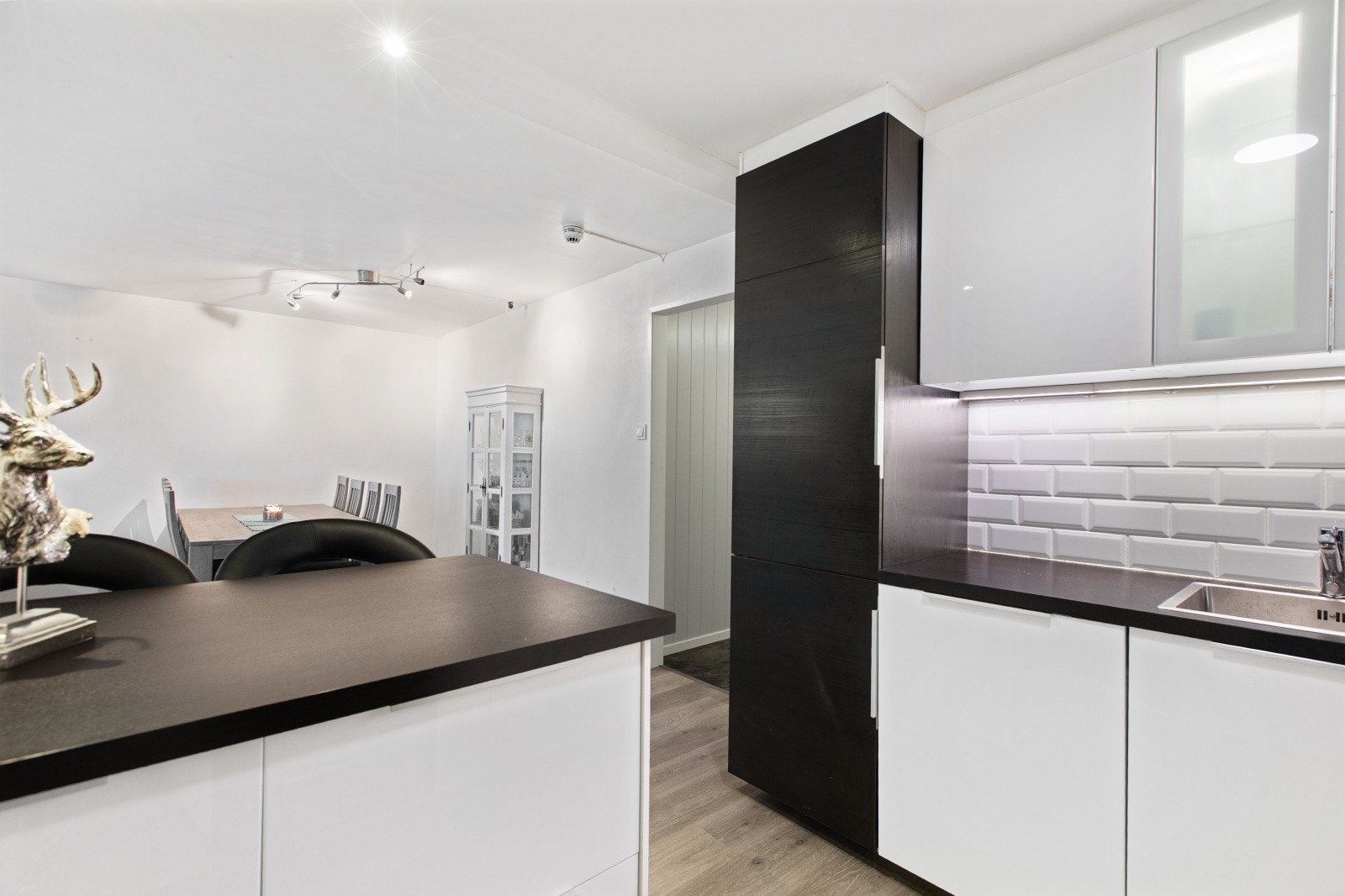 Åpen løsning mot spiseplass gir god flyt mellom kjøkken og oppholdsrom. Galleribilde