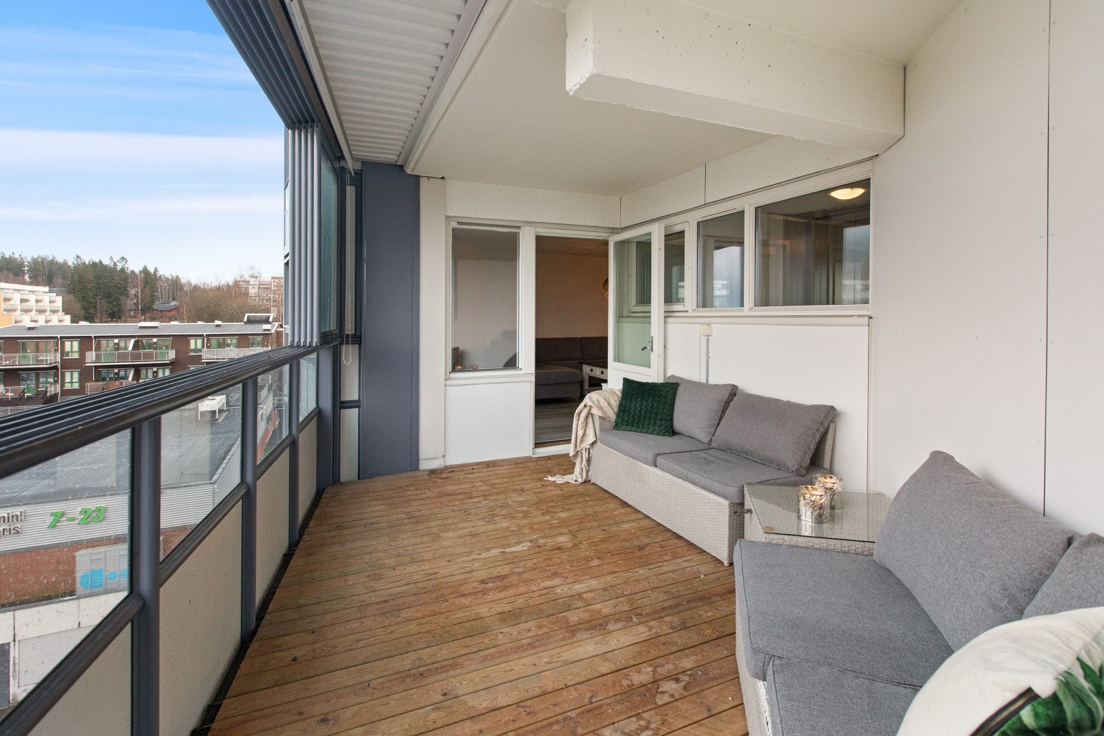 Balkongen ligger svært usjenert til i høyden og har god plass til diverse utemøblement. Galleribilde