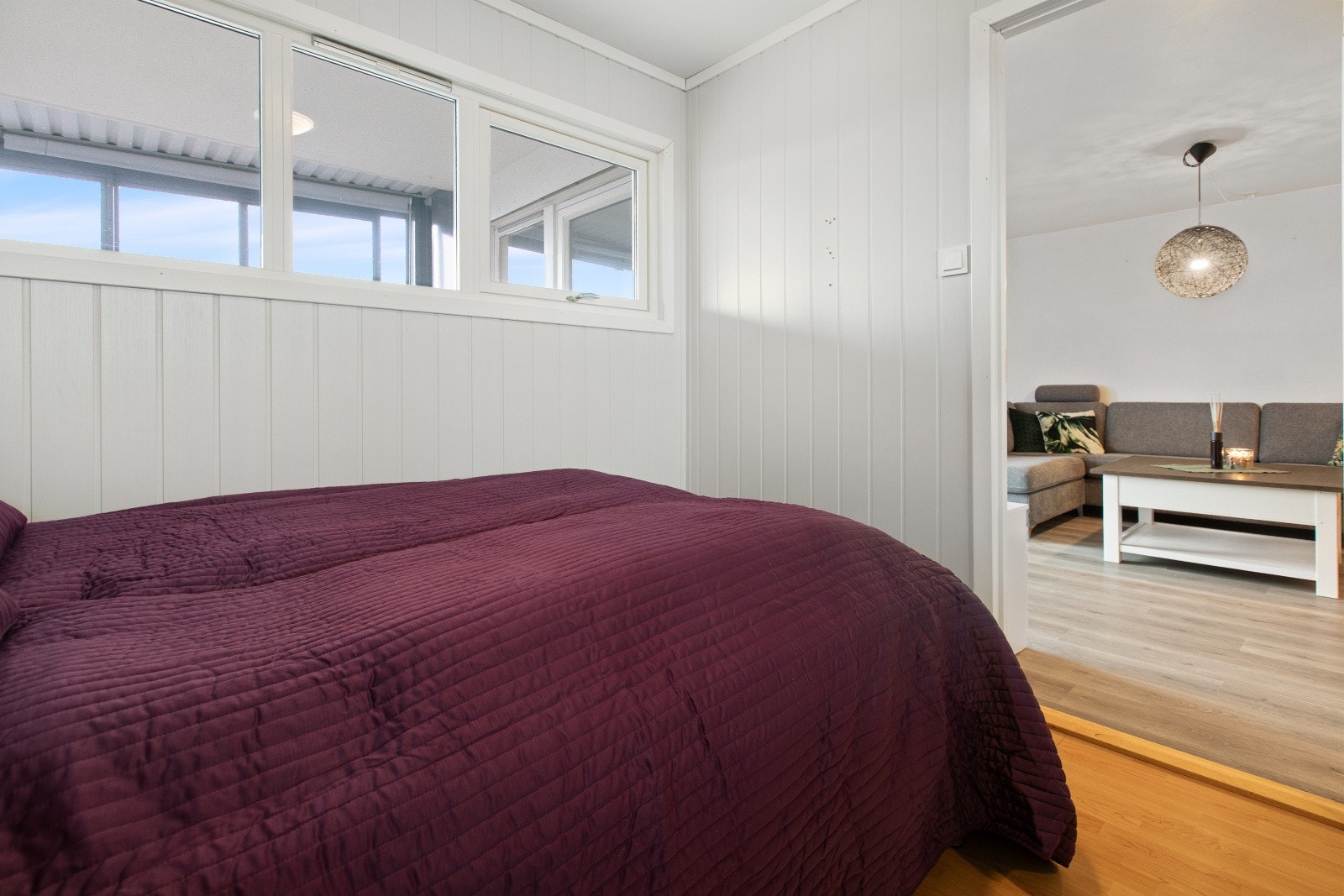 Direkte forbindelse til stuen gir enkel tilgang mellom oppholdsrom og soverom. Galleribilde