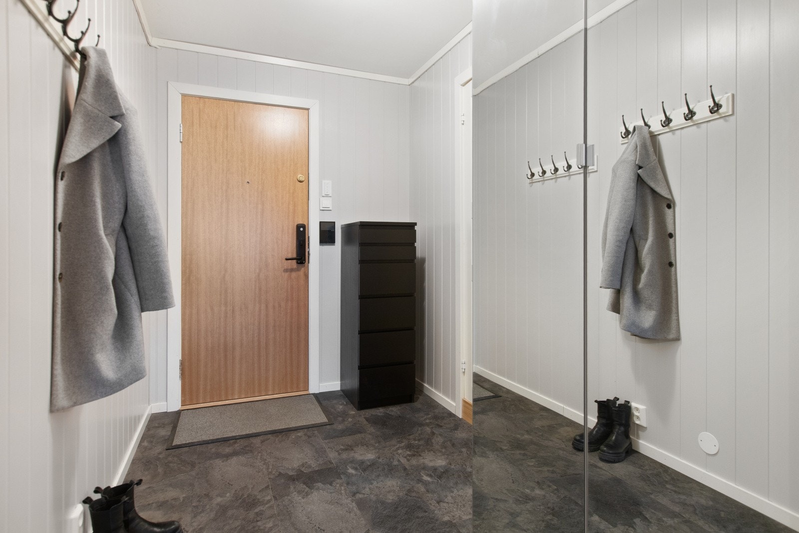 Velkommen inn - Her er det god plass til å henge fra seg yttertøyet samt plass til kommodeløsning. Galleribilde