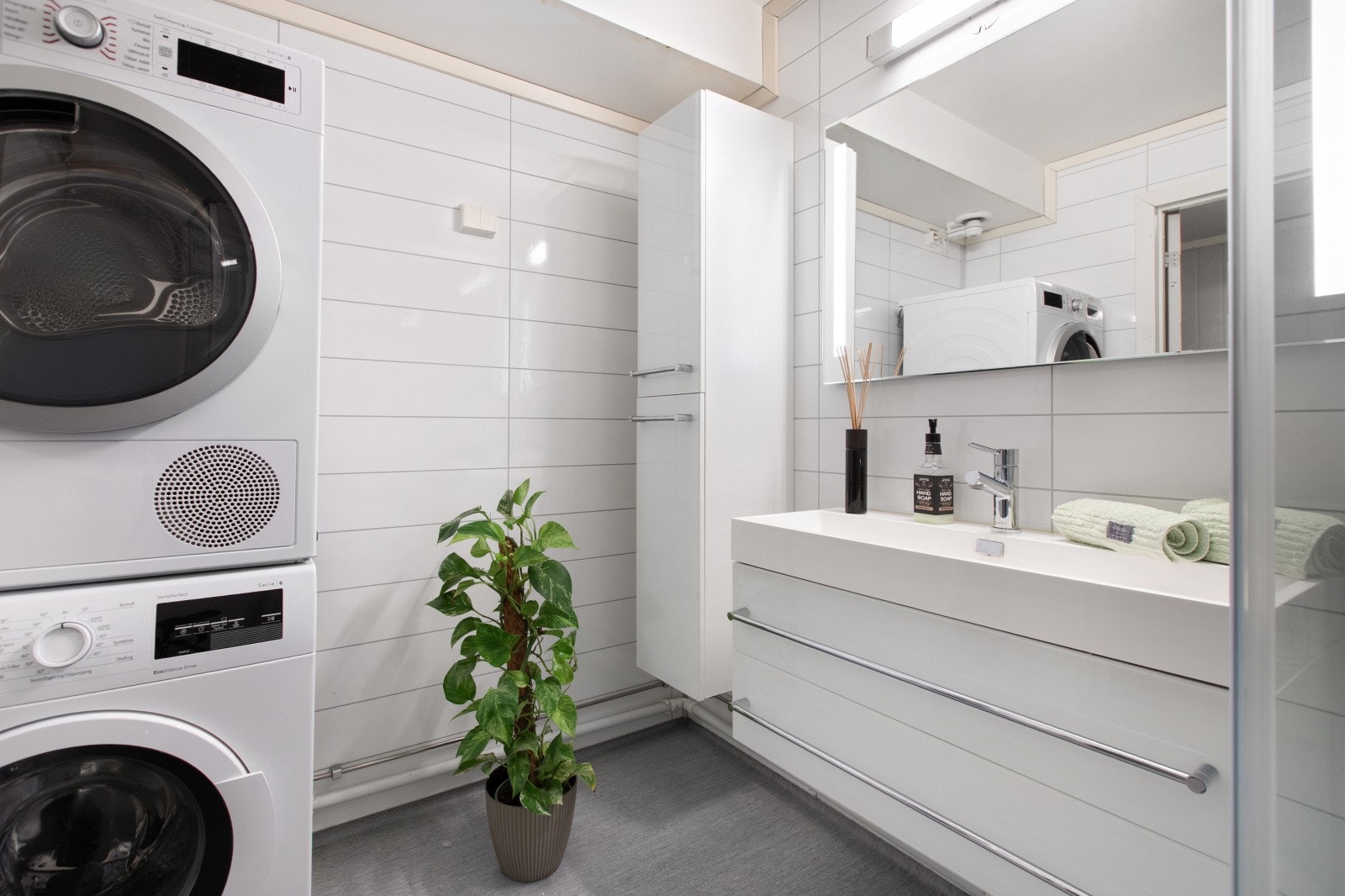 Badet er romslig og har godt med skapplass. Galleribilde