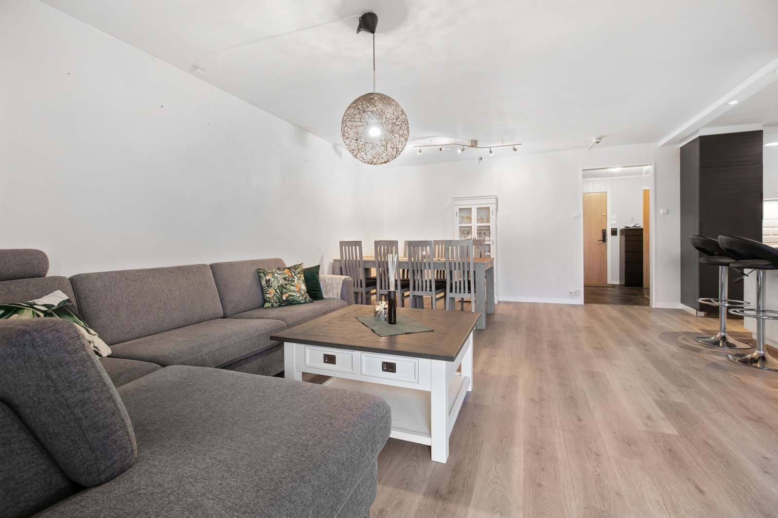 På gulvet er det lagt nyere laminat som gir en slitesterk og pen overflate. Galleribilde