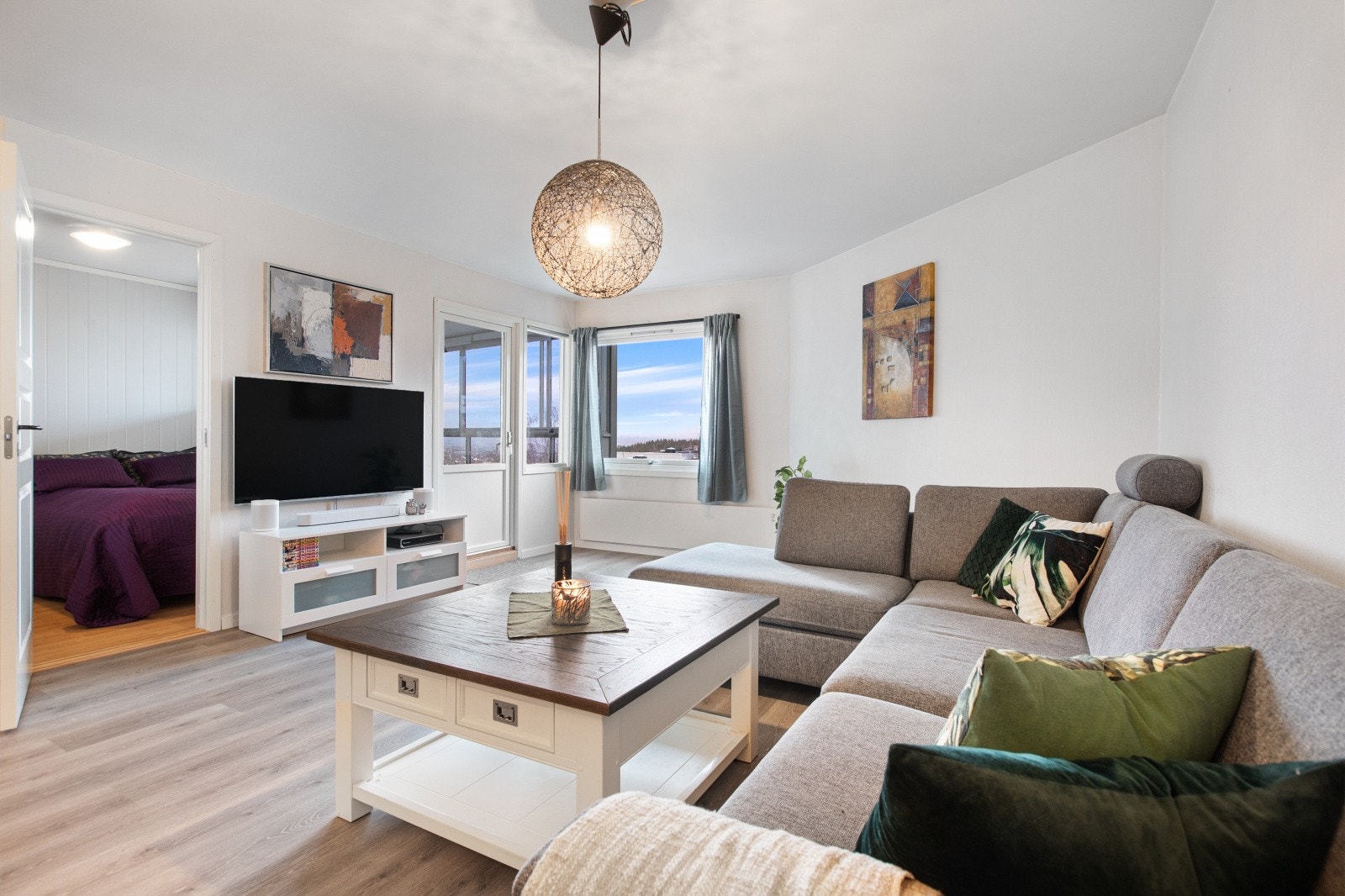 Stuen er lys og pen. Store vinduer gir godt lysinnslipp og utsyn mot balkongen. Galleribilde