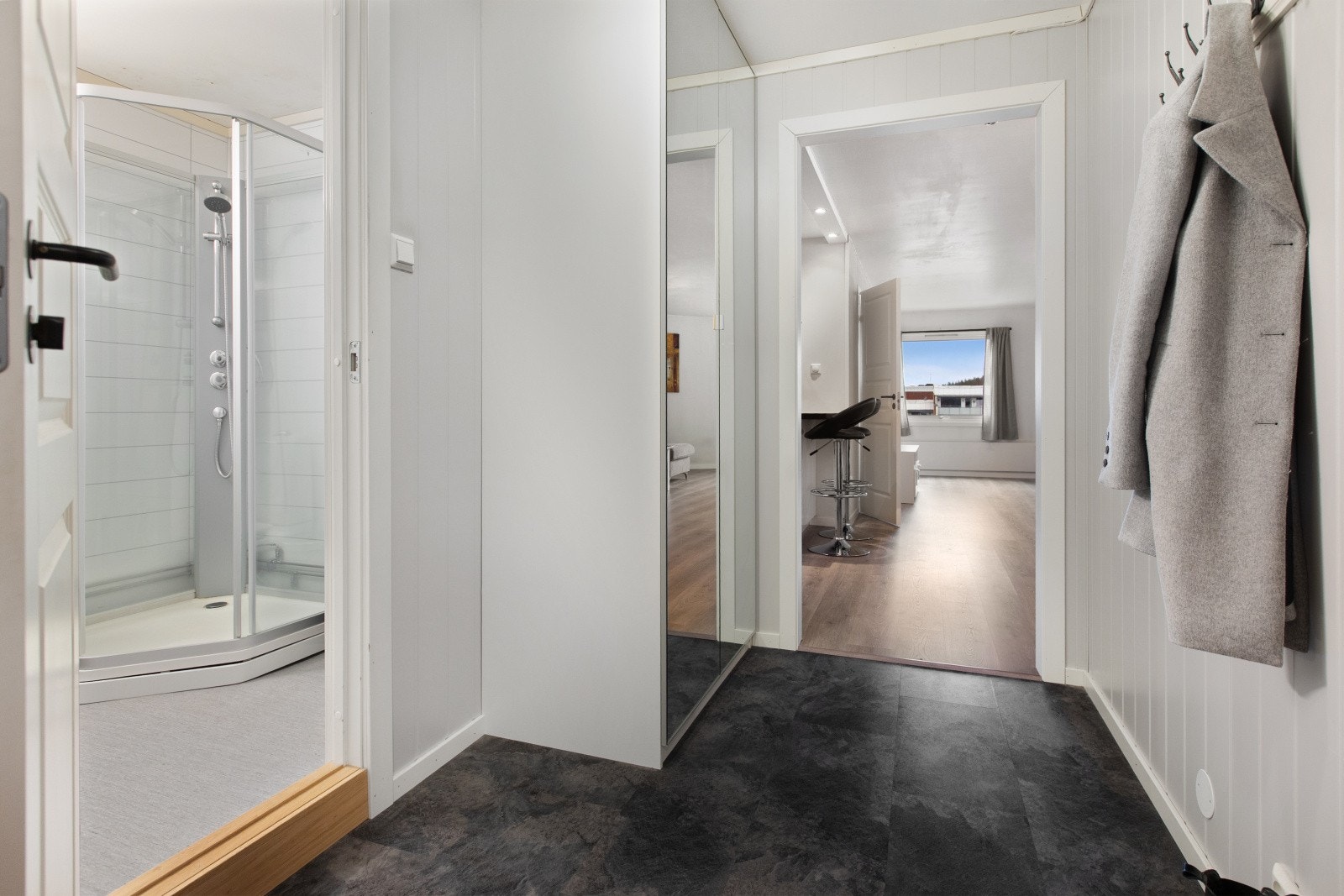 Skyvedørsgarderobe gir praktisk oppbevaringsløsning i entréen. Galleribilde