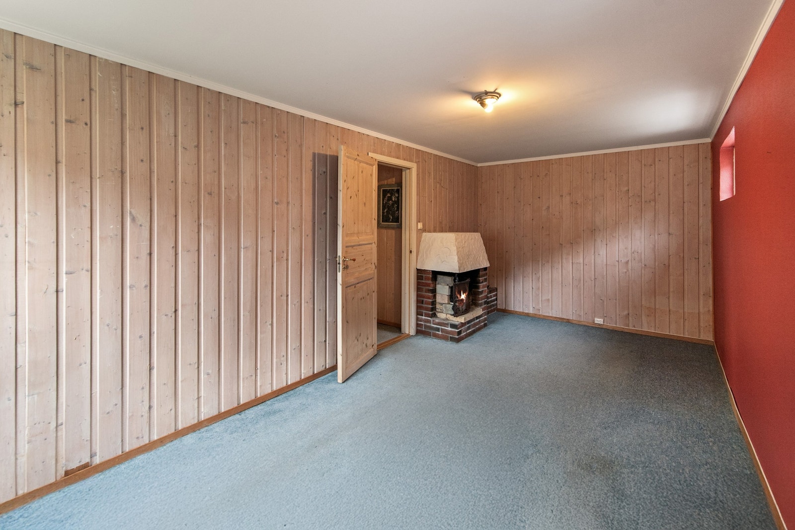 Stuen i underetasjen med peis (ikke godkjent til varig opphold) Galleribilde