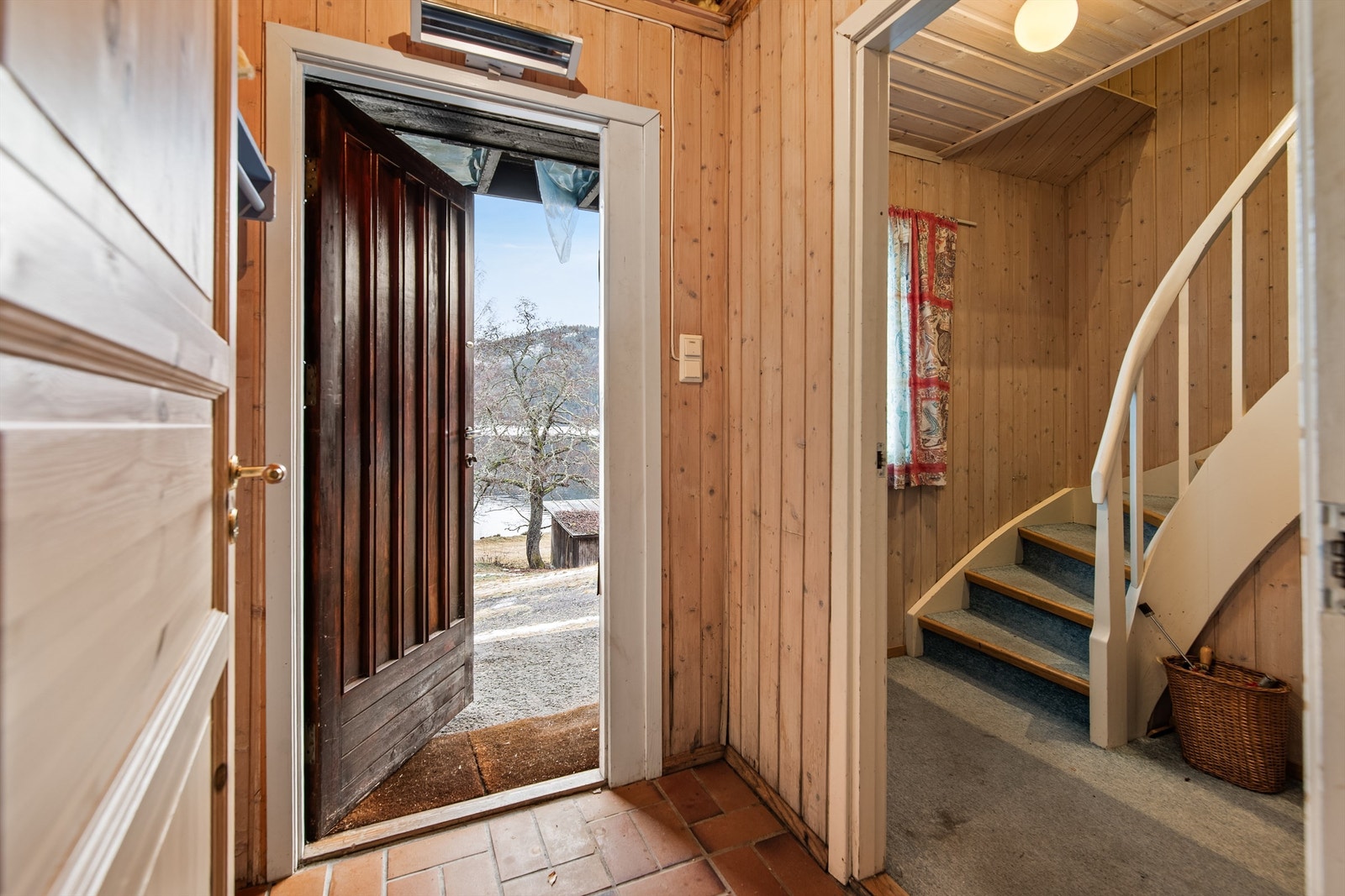 Inngangsparti i underetasjen med trapperom til hovedetasjen Galleribilde