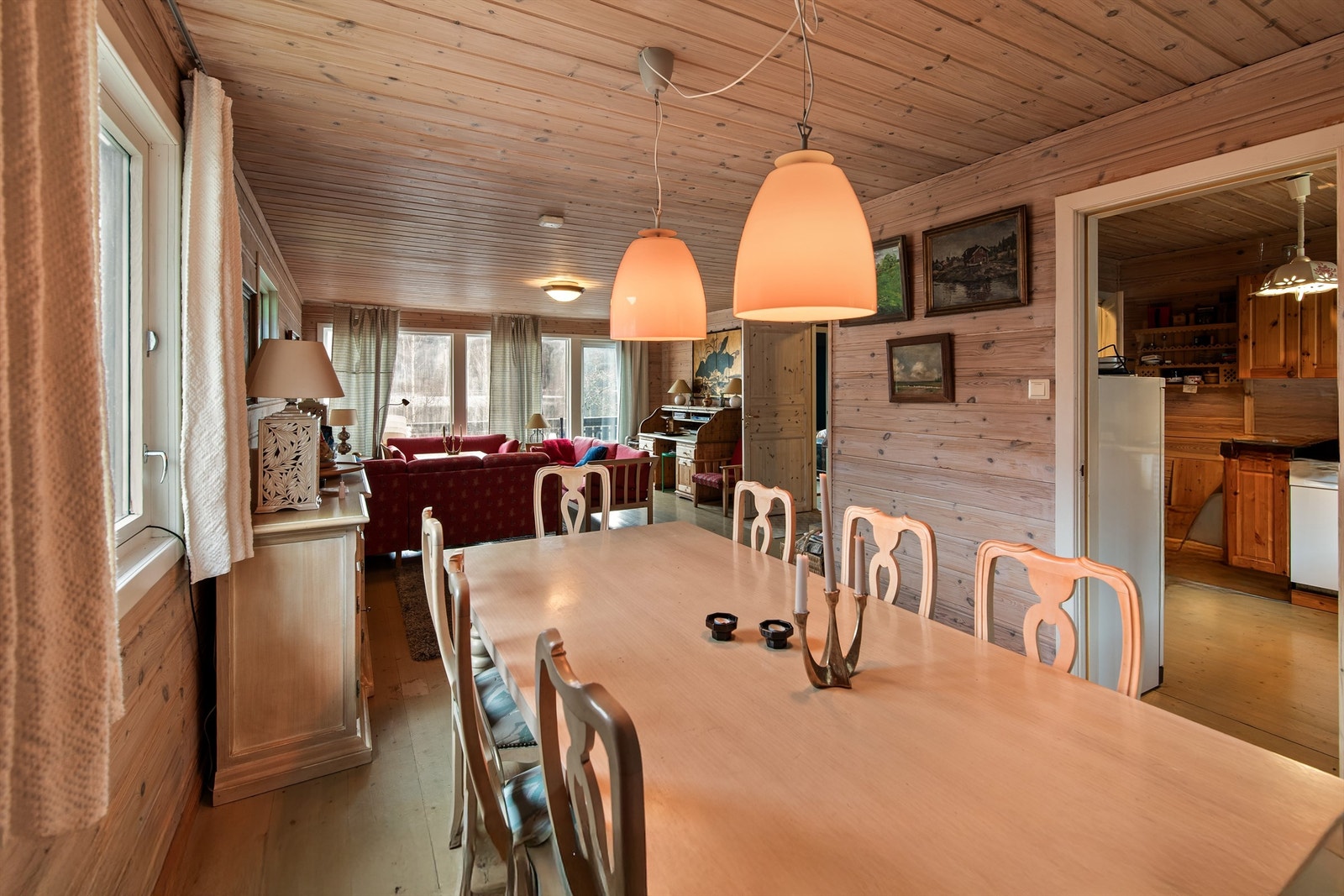 Koselig og praktisk innredet med bla. 2 stuer, 2 kjøkken, 3 bad og 8 soverom Galleribilde