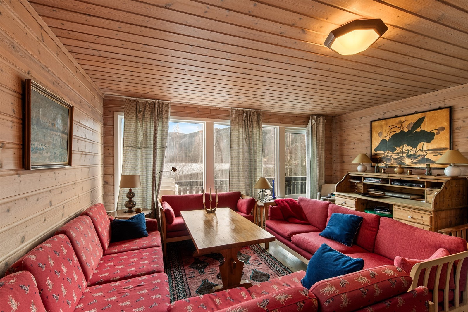 Her er god plass til salongen og nydelig utsikt Galleribilde