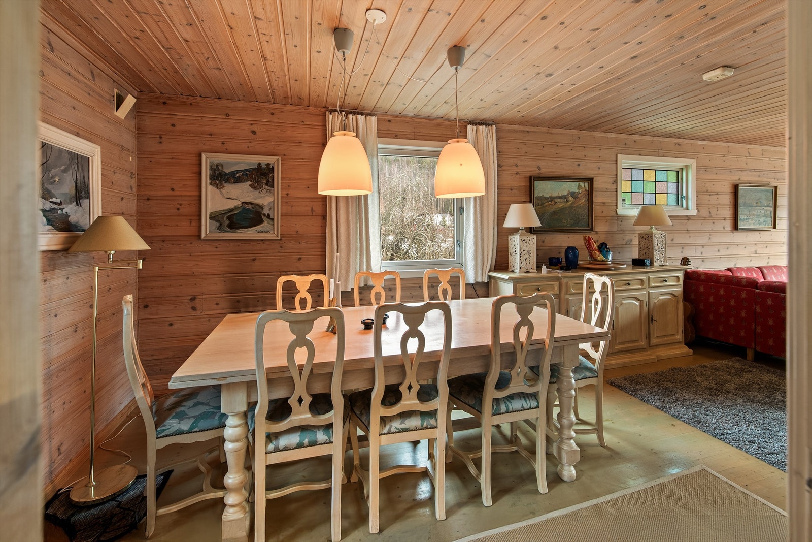 God plass i stuen til både spisestue og salong Galleribilde