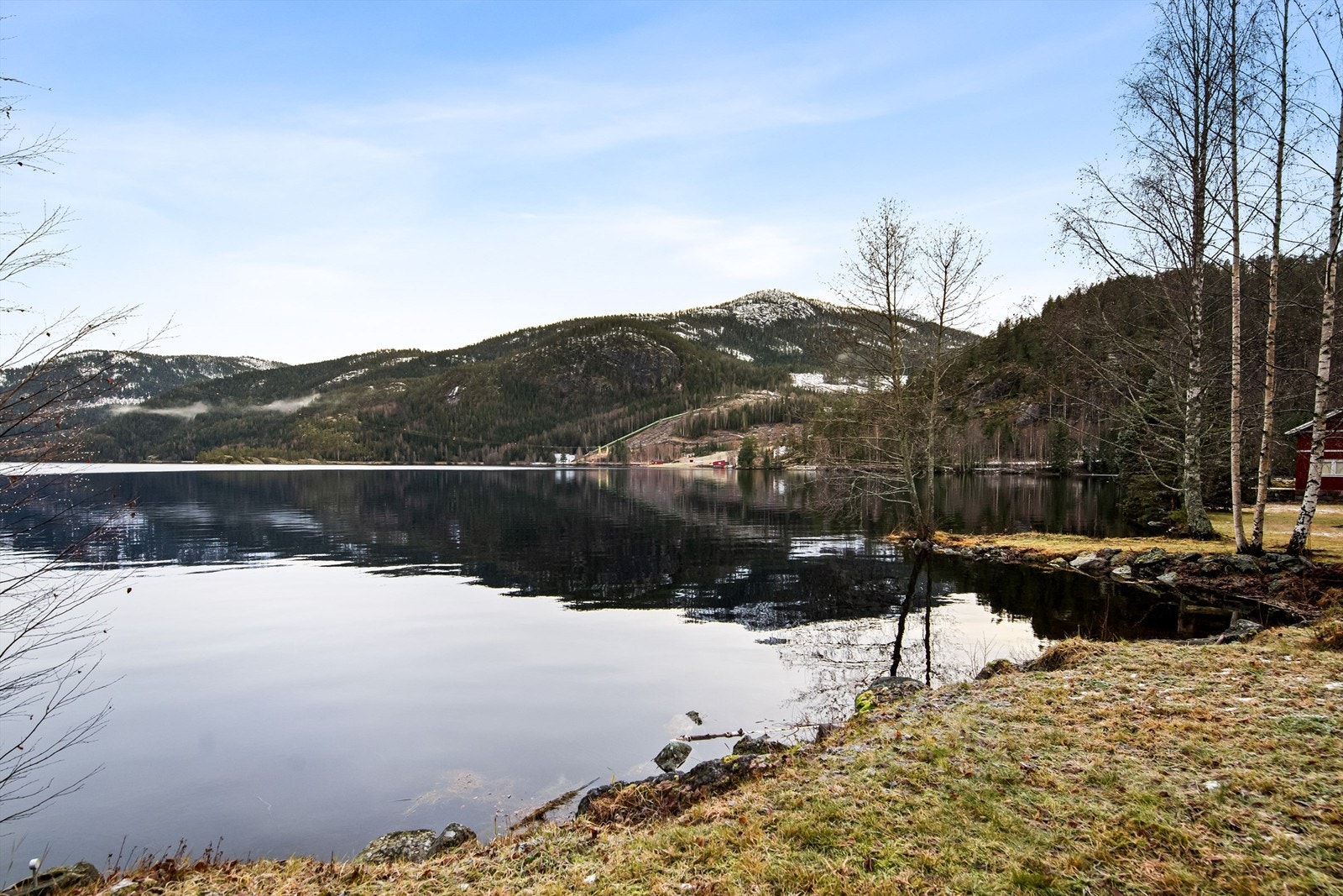 Del av tomten grenser til vannet Galleribilde