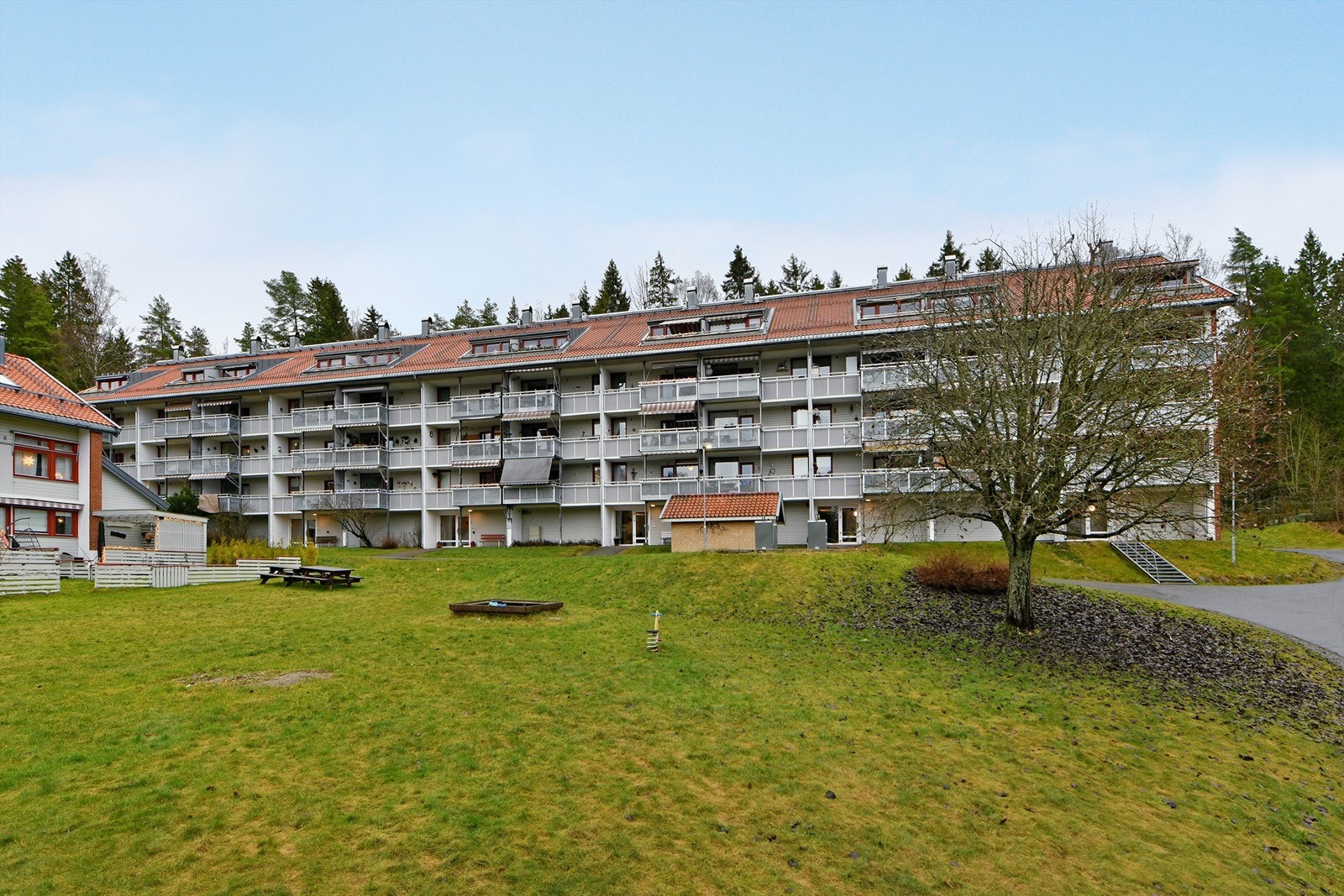 Fasade - flott beliggenhet internt i borettslaget - blokken grenser til marka - fine turmuligheter på sommeren og skiløyper på vinteren er bare noen minutters gange fra leiligheten Galleribilde