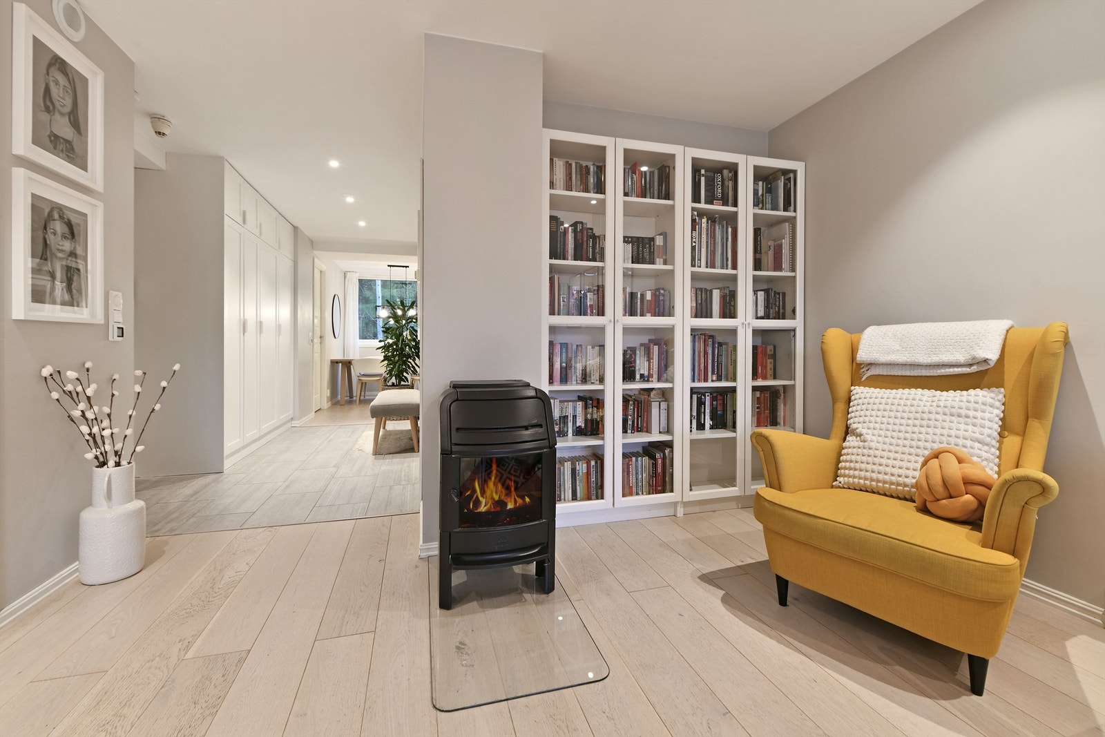 Stue - god plass til sofaløsning, bord og tilhørende stuemøblement - peisovn Galleribilde