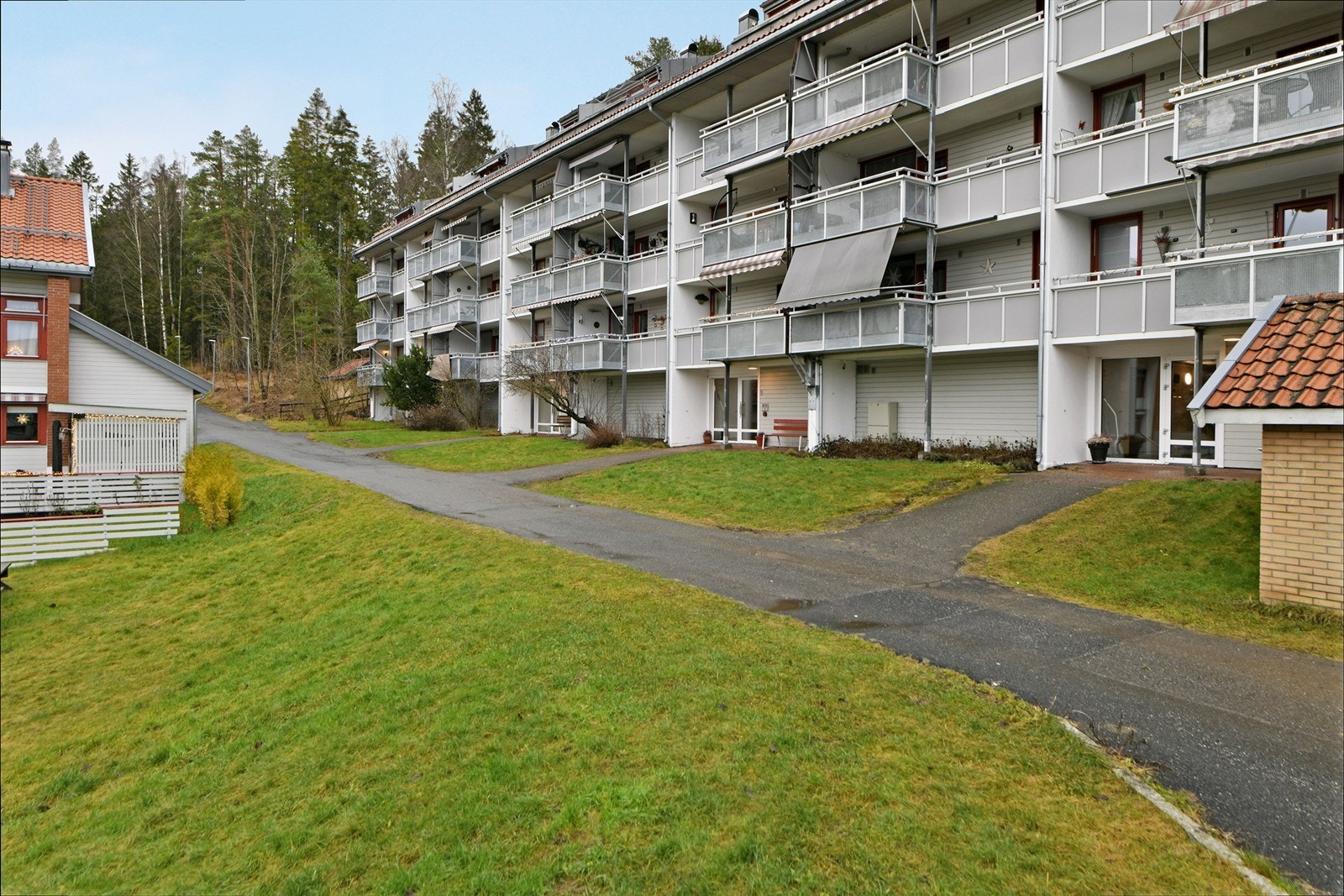 Inngangsparti - to utvendige boder i samme etasje som blokkens inngangsparti Galleribilde