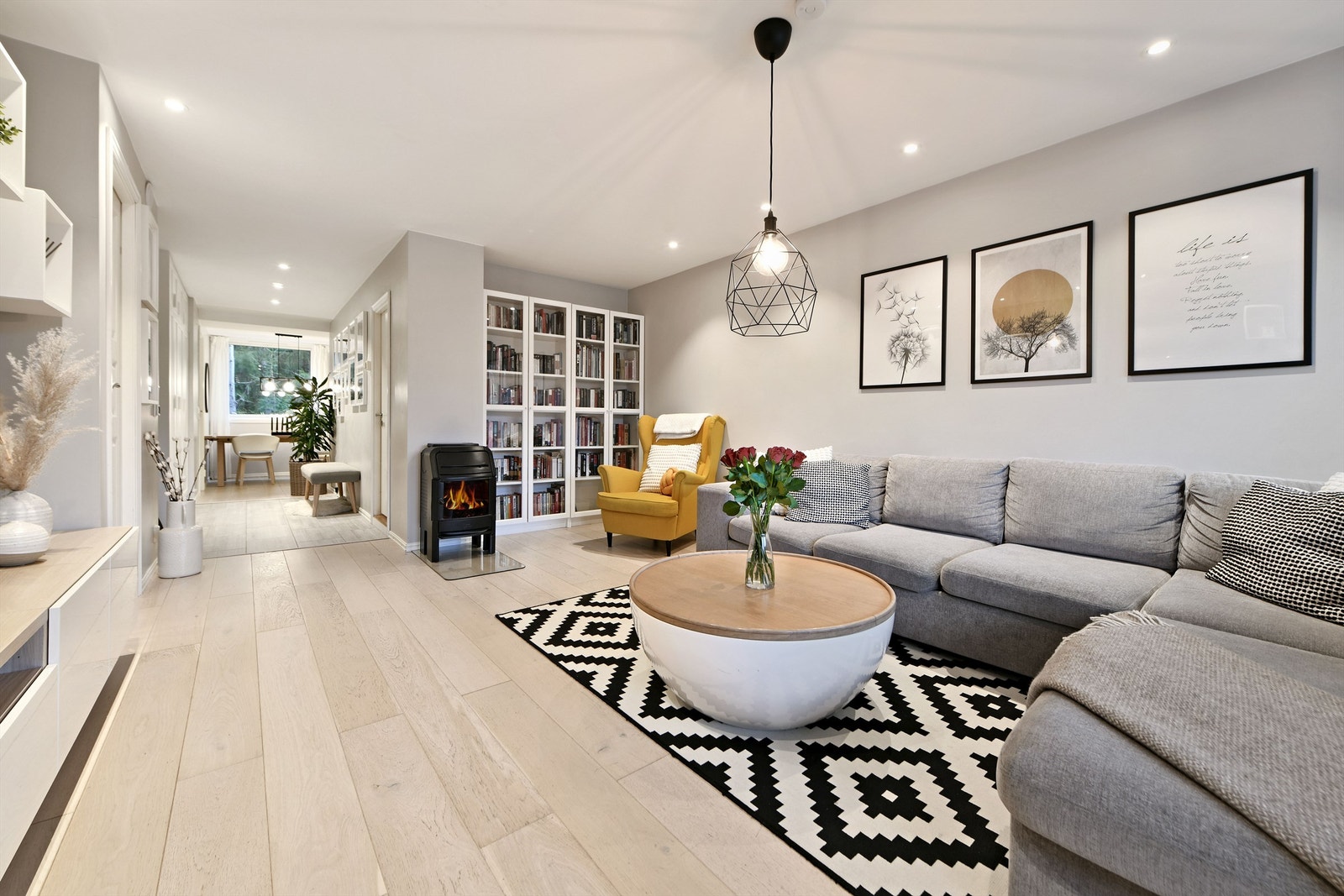 Stue - lys og romslig stue med vindusflater som slipper inn med rikelig med naturlig lys - nyere gulv med gulvvarme Galleribilde