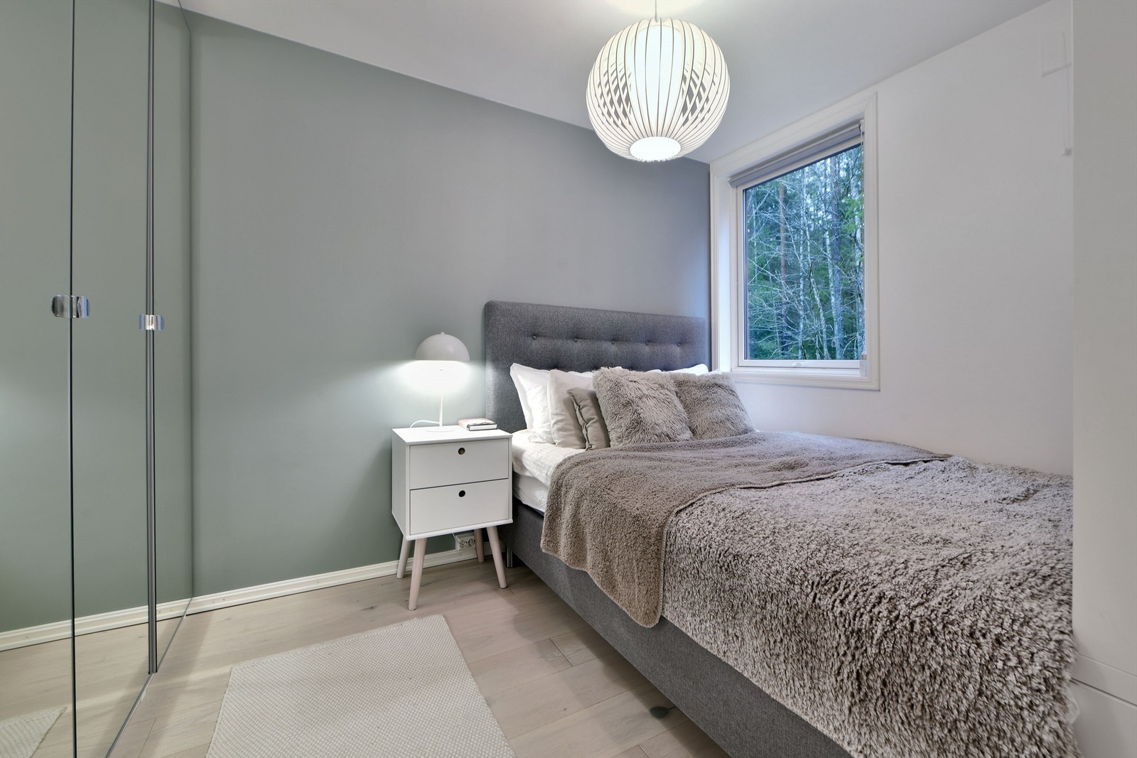 Soverom 1 - adkomst fra kjøkken - god plass til dobbeltseng - vindu orientert mot grøntområde mot øst - garderobeskap med speil medfølger Galleribilde