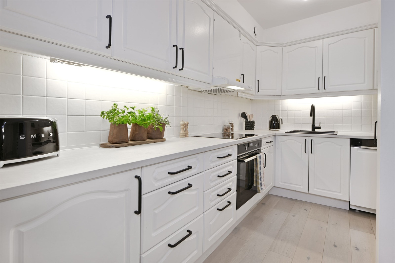 Kjøkken - innredning med profilerte fronter - innredningen ble fornyet med ny benkeplate av laminat, nye håndtak og kran, samt maling av fronter i ca. 2020 Galleribilde